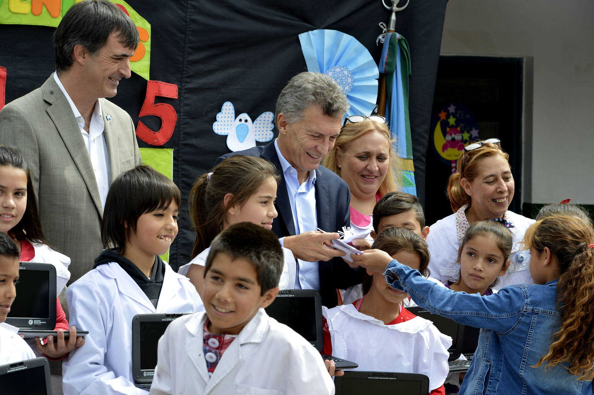 El Presidente entregó aulas digitales en una escuela de Merlo.