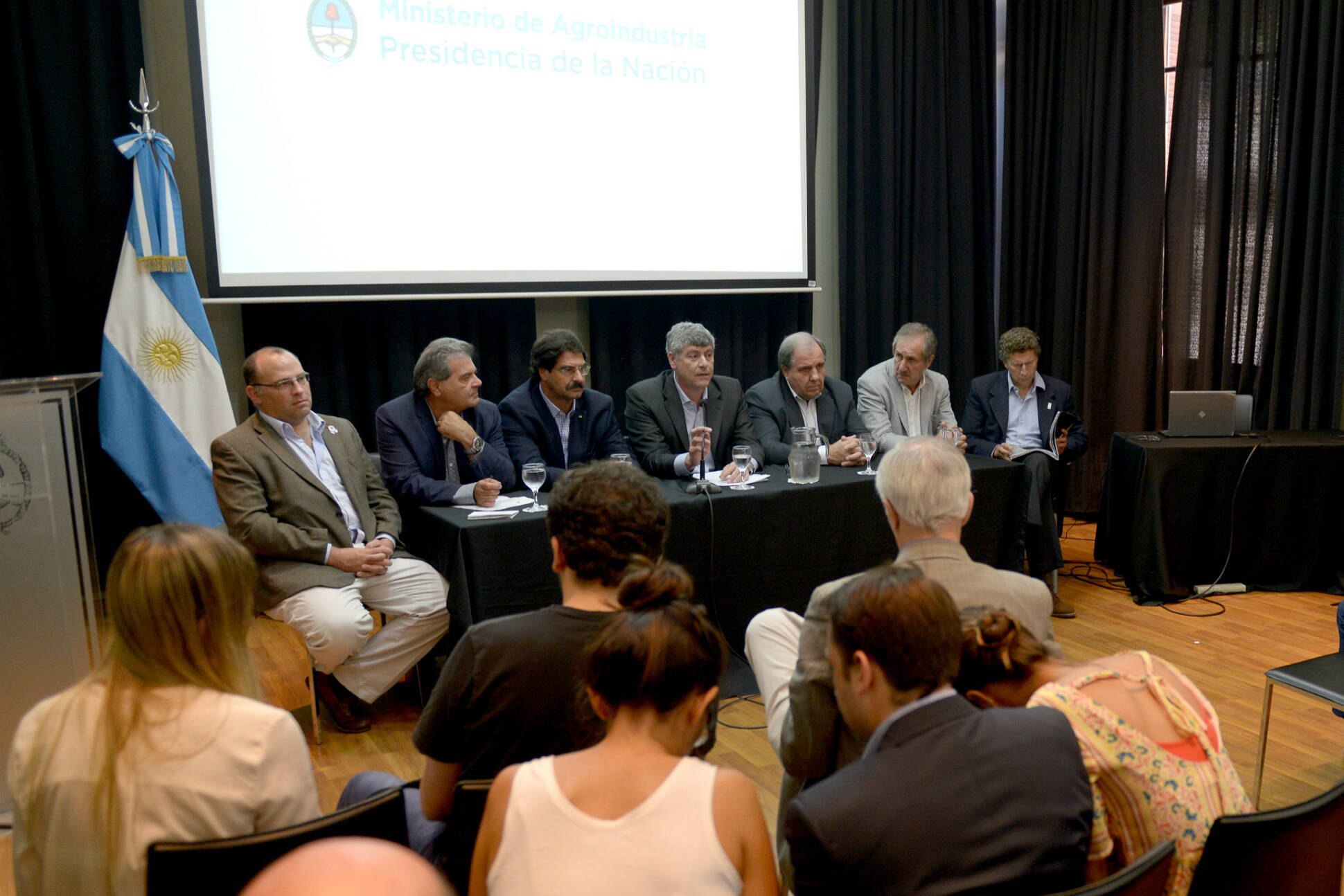 El ministro de Agroindustria anunció medidas para apuntalar la producción lechera