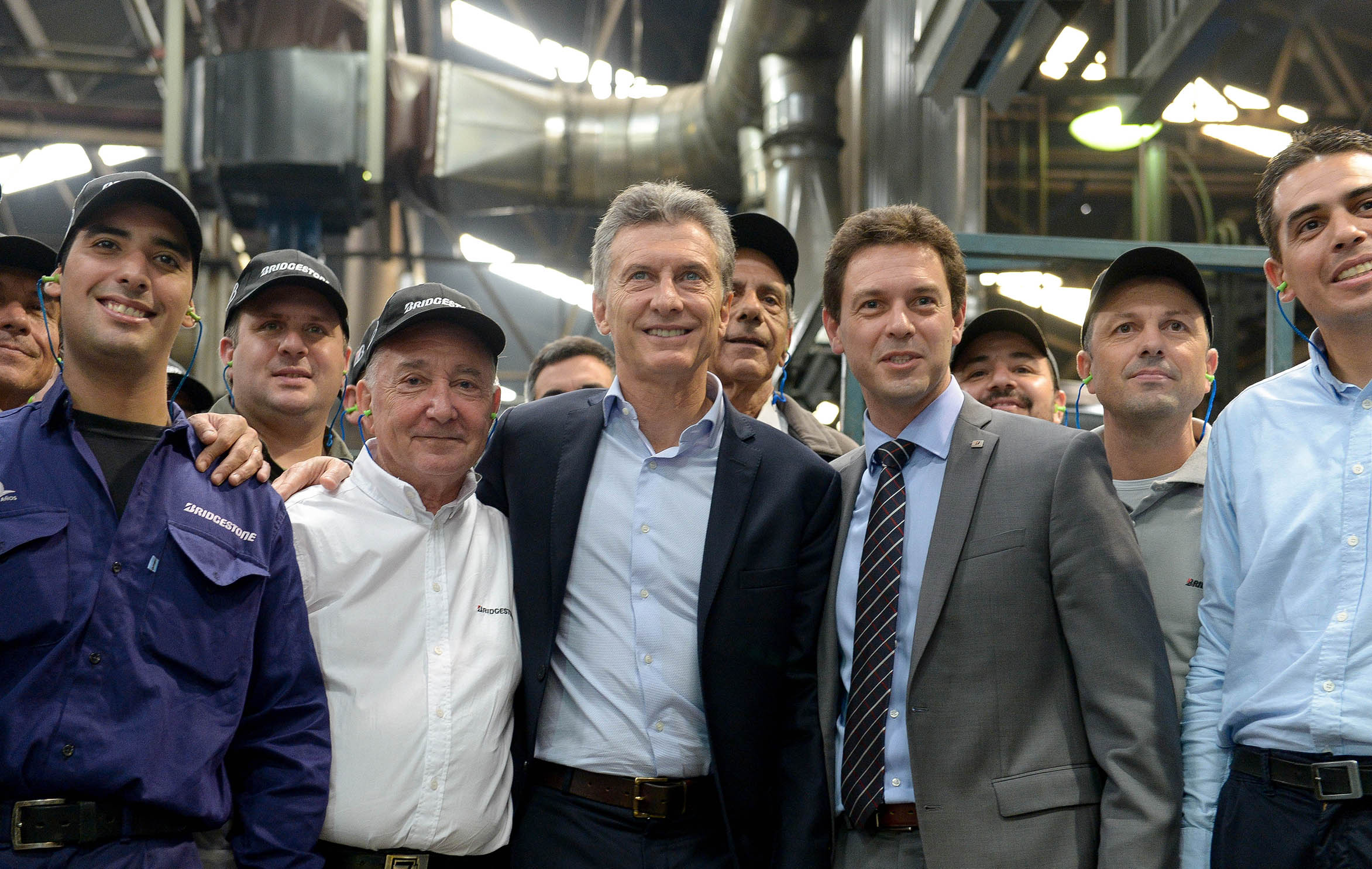 El Presidente visitó una fábrica neumáticos donde se anunciaron inversiones