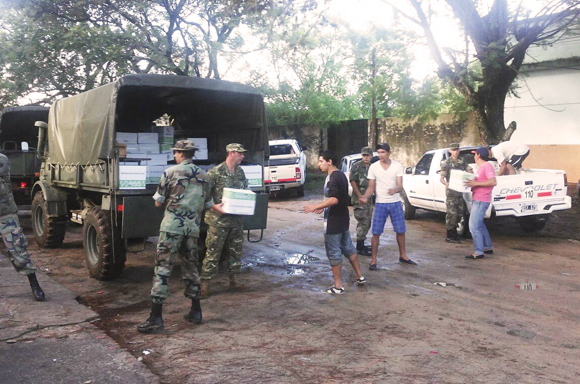 Efectivos del Ejército asisten a los afectados por las inundaciones