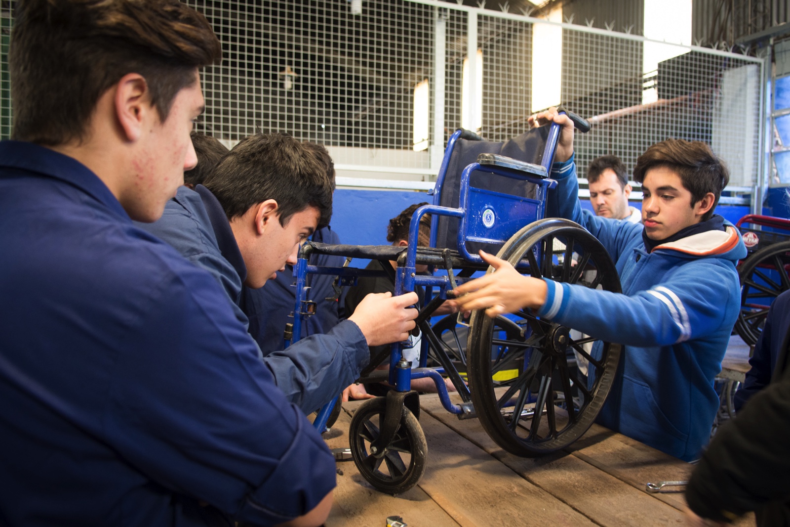 Alumnos de escuelas técnicas repararán sillas de ruedas para el PAMI