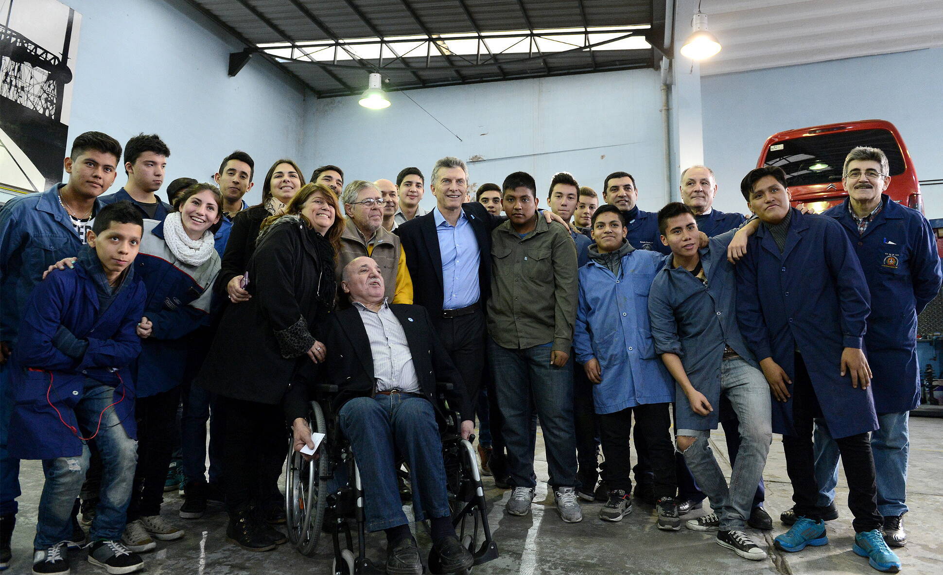 El presidente Macri visitó a estudiantes que reparan sillas de ruedas para el PAMI