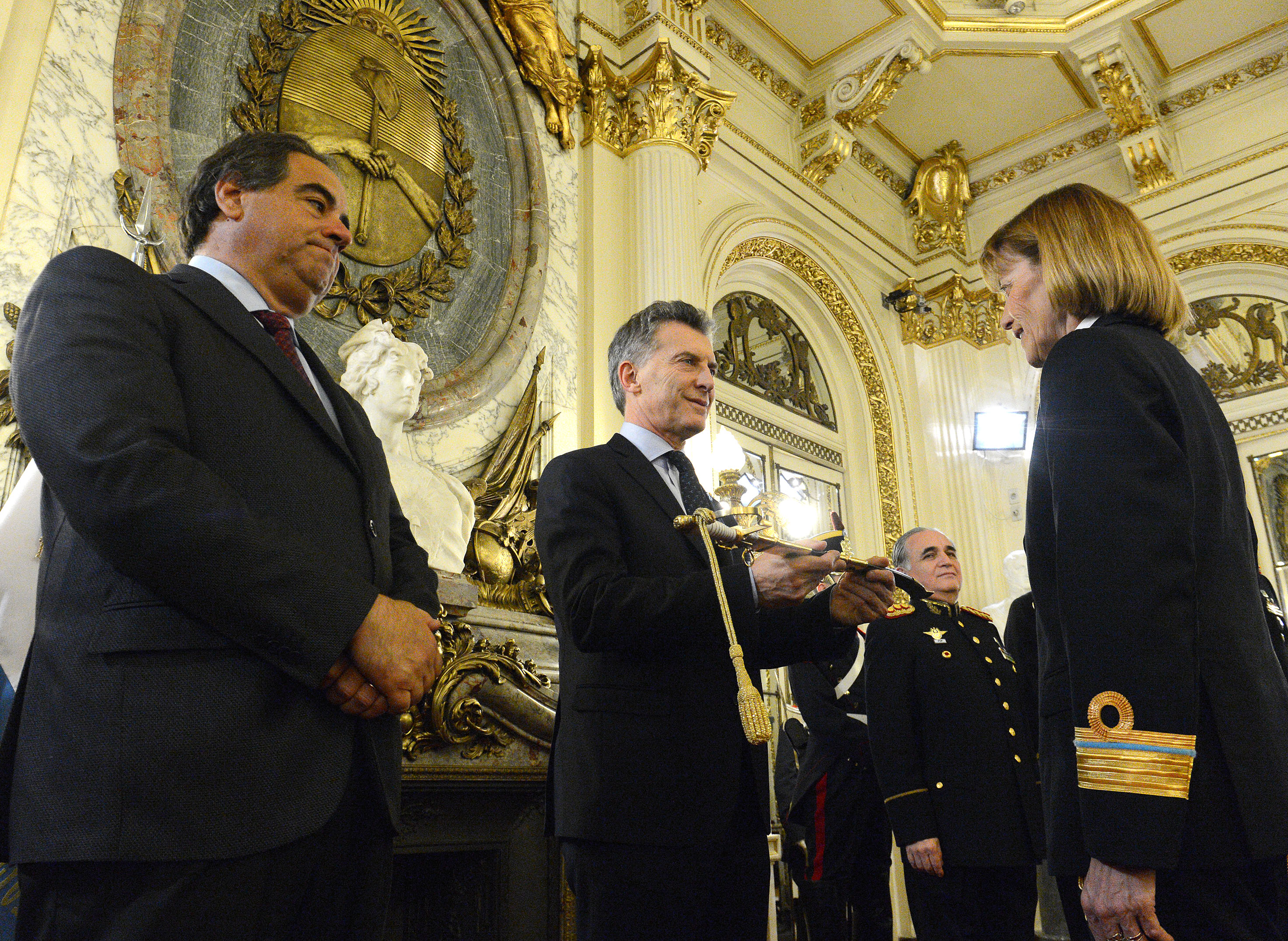 El Presidente entregó sables a los oficiales superiores de las Fuerzas Armadas