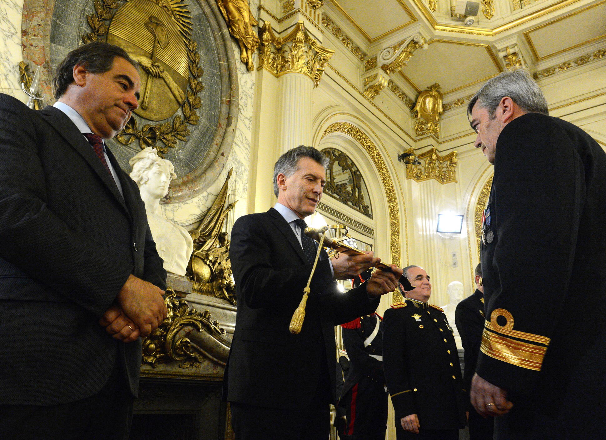 El Presidente entregó sables a los oficiales superiores de las Fuerzas Armadas