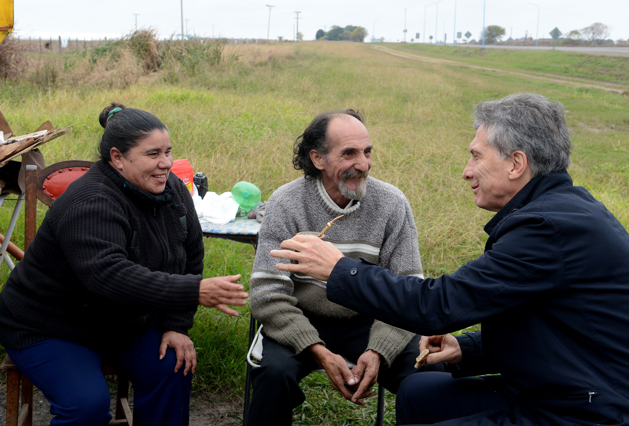 El Presidente visitó a un vendedor de tortas santiagueñas que le envió una carta tras asumir