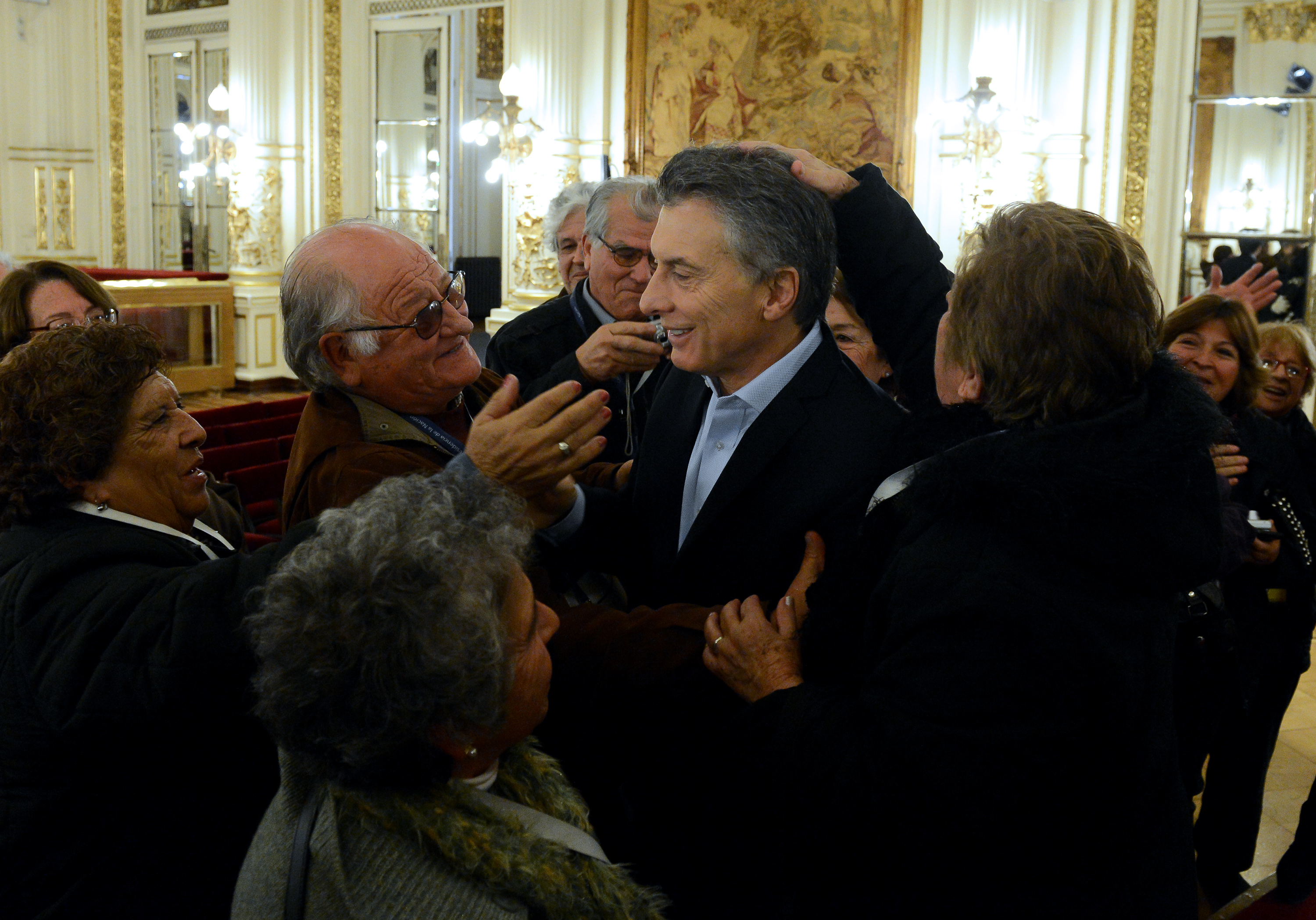 El Presidente saludó a jubilados que recorrían la Casa de Gobierno