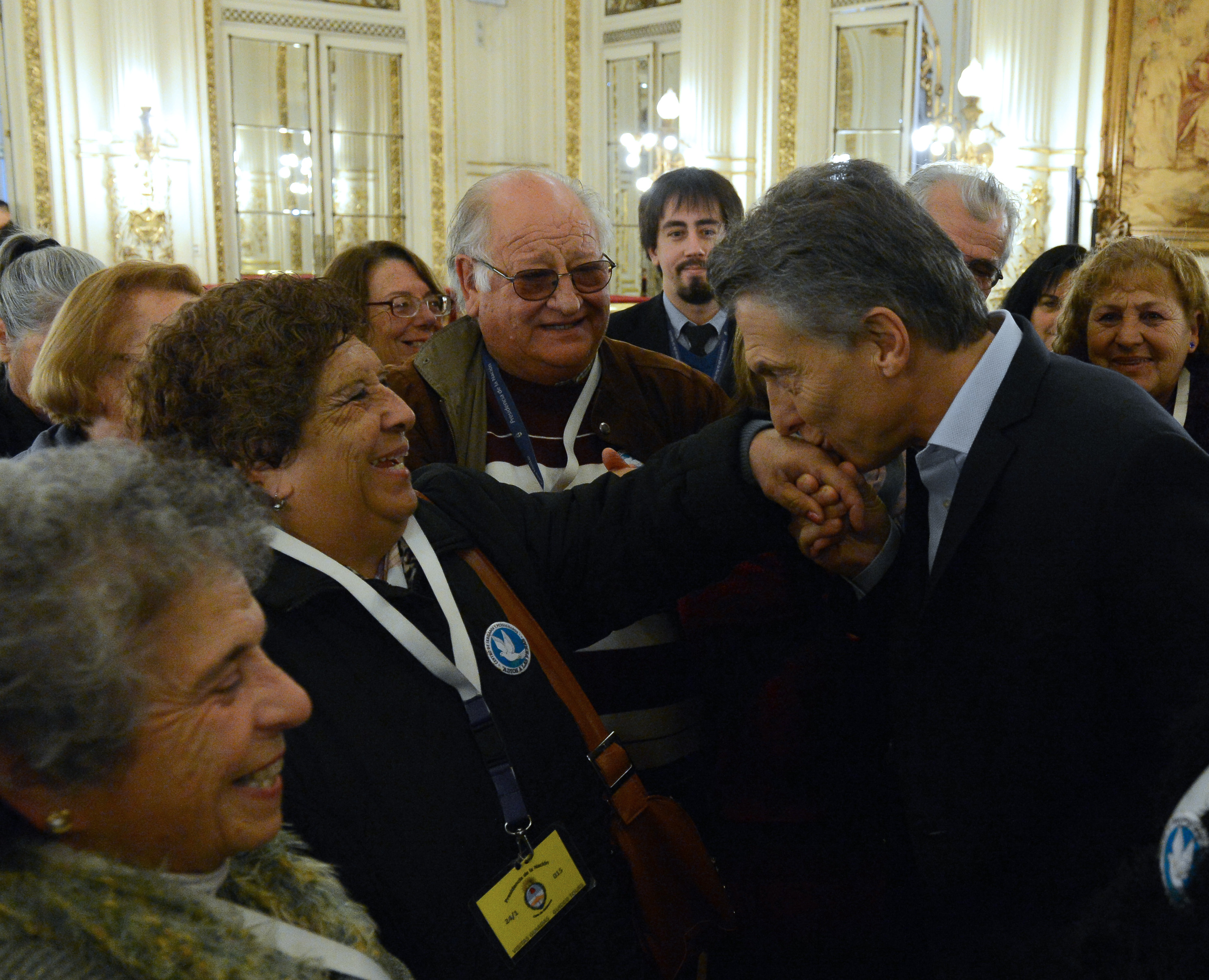 El Presidente saludó a jubilados que recorrían la Casa de Gobierno
