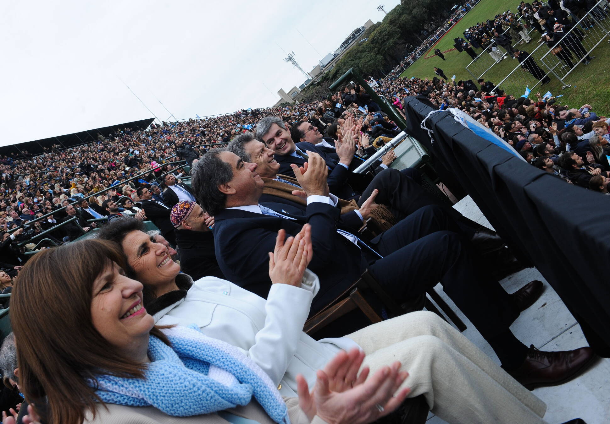 El Presidente asistió al cierre del desfile militar por el Bicentenario