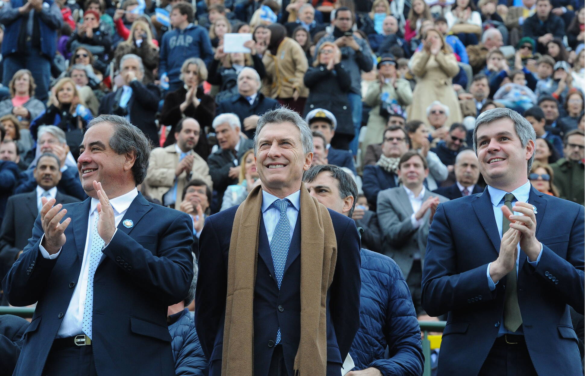 El Presidente asistió al cierre del desfile militar por el Bicentenario