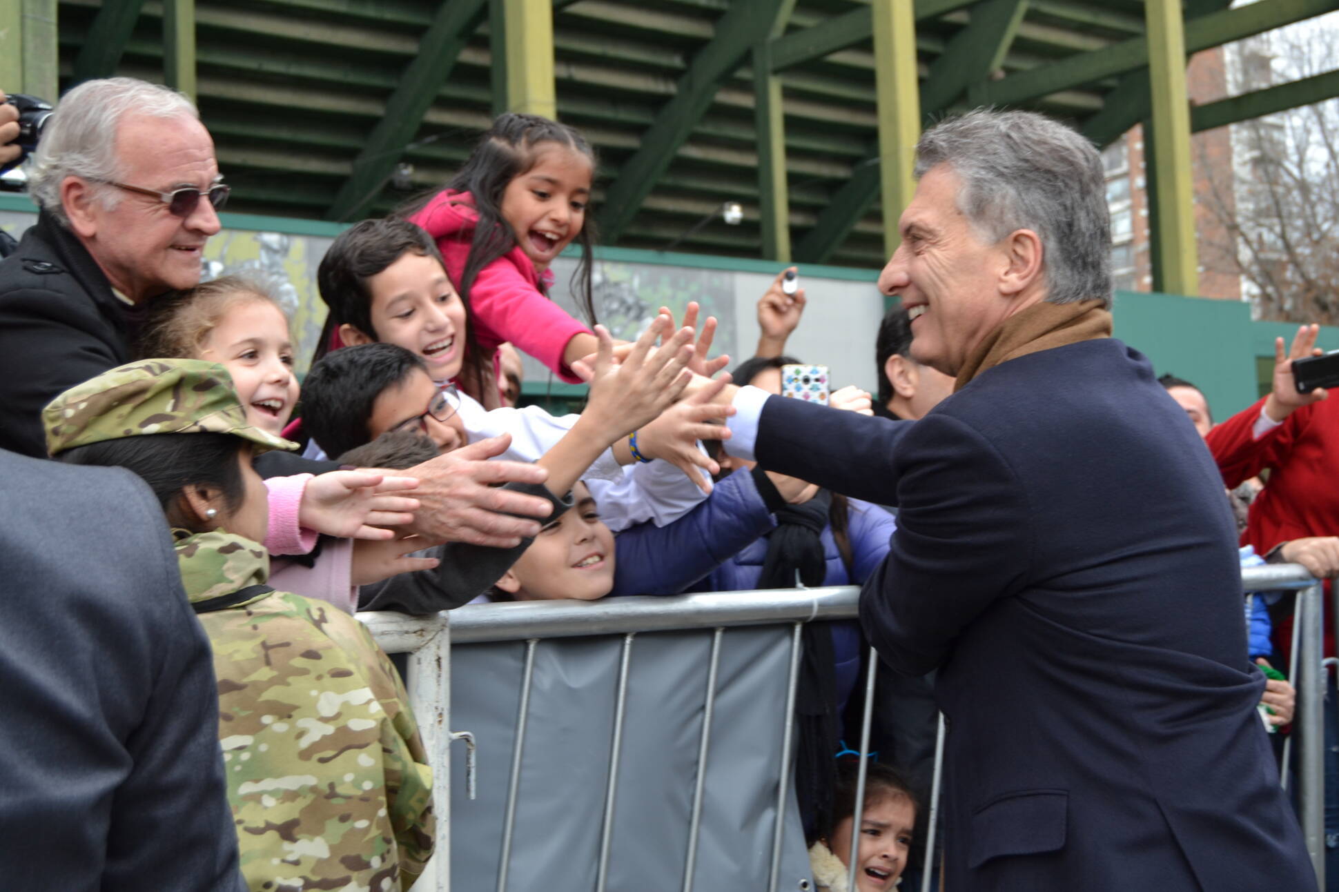 El Presidente asistió al cierre del desfile militar por el Bicentenario