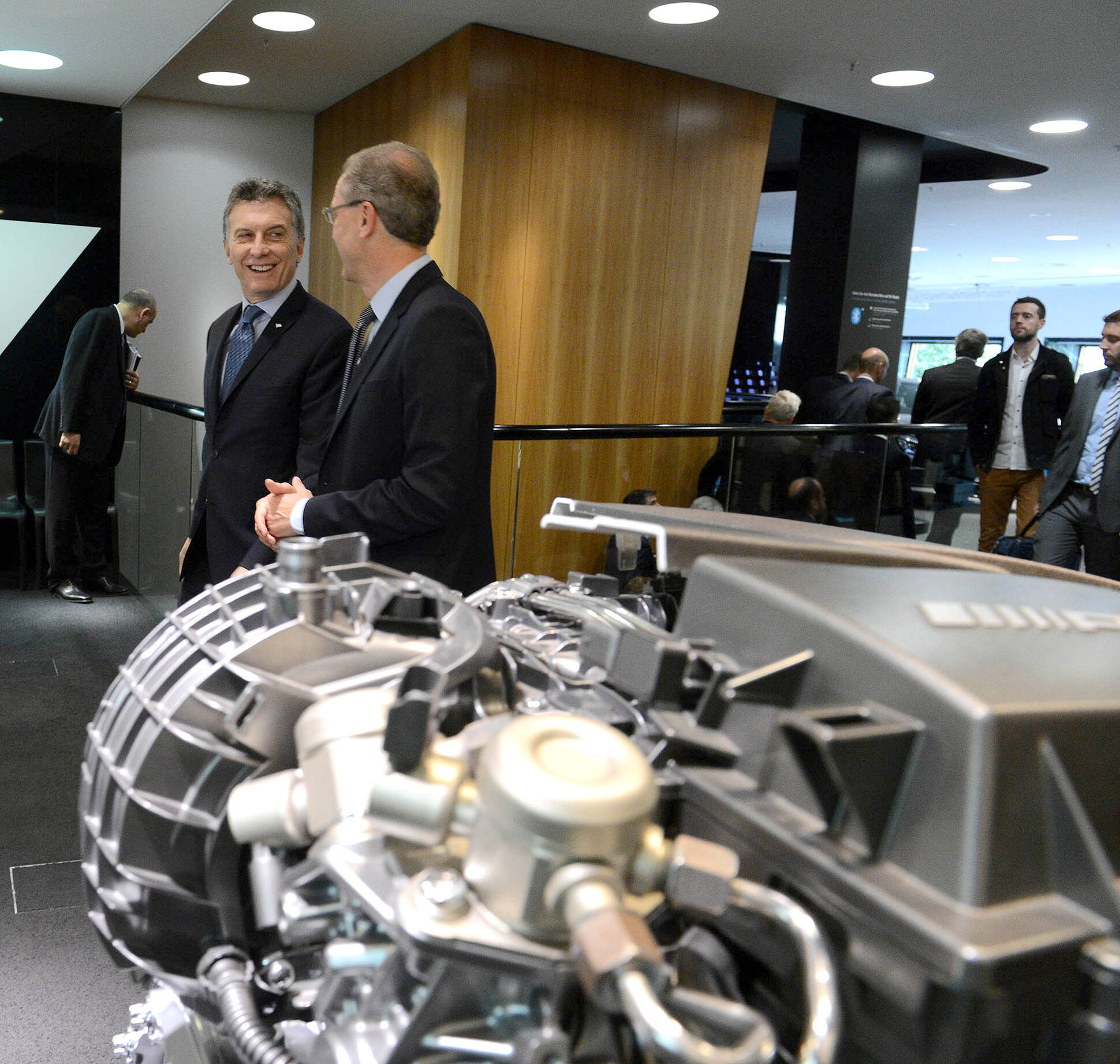 El presidente Macri visitó las instalaciones de las automotrices Volkswagen y Mercedes Benz en Alemania