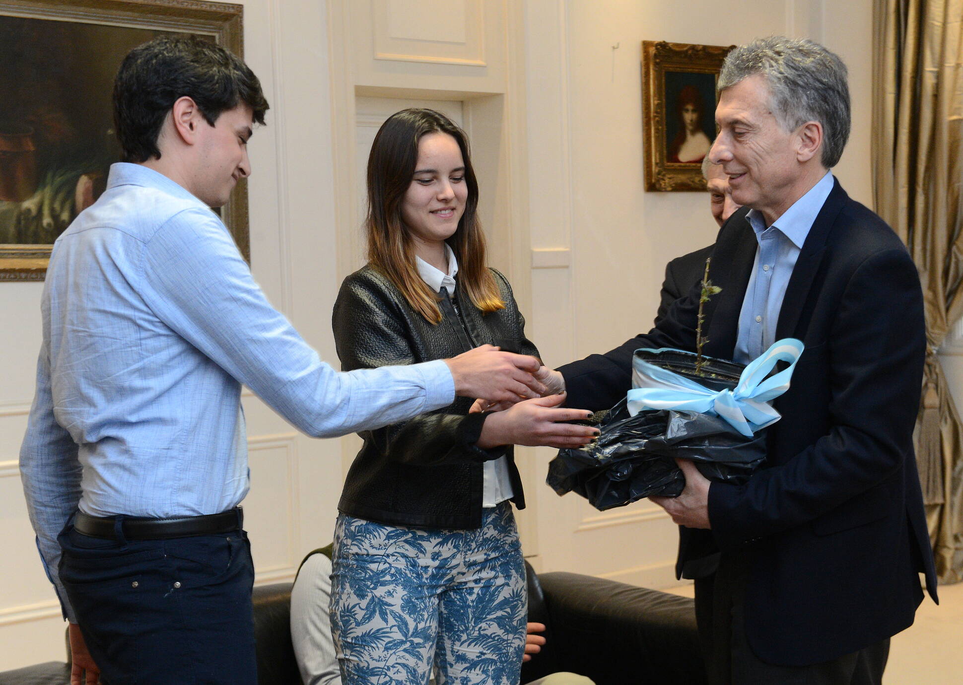 El presidente Macri felicitó a un grupo de estudiantes premiados por un proyecto de ahorro de energía