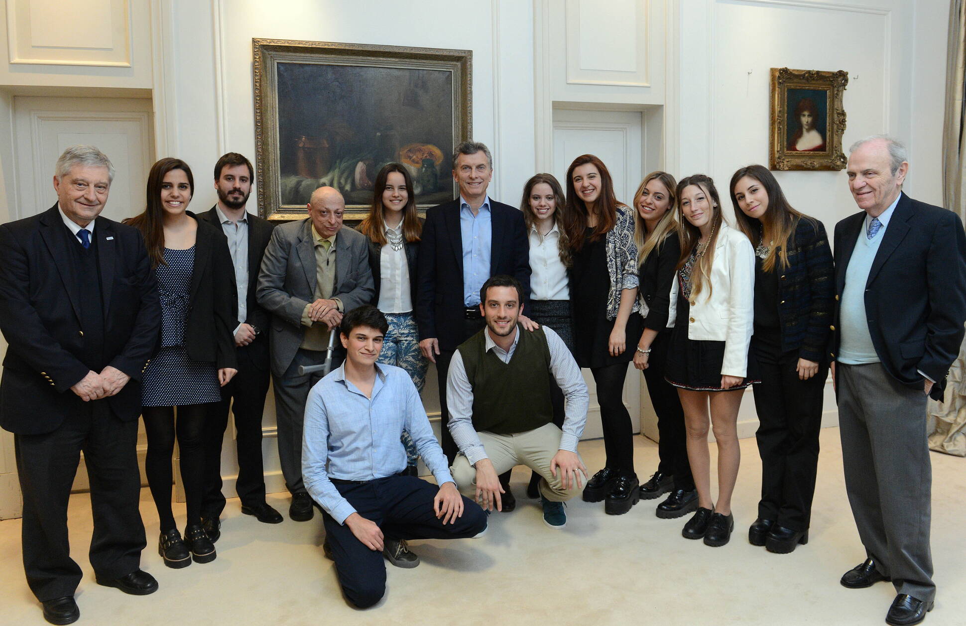 El presidente Macri felicitó a un grupo de estudiantes premiados por un proyecto de ahorro de energía