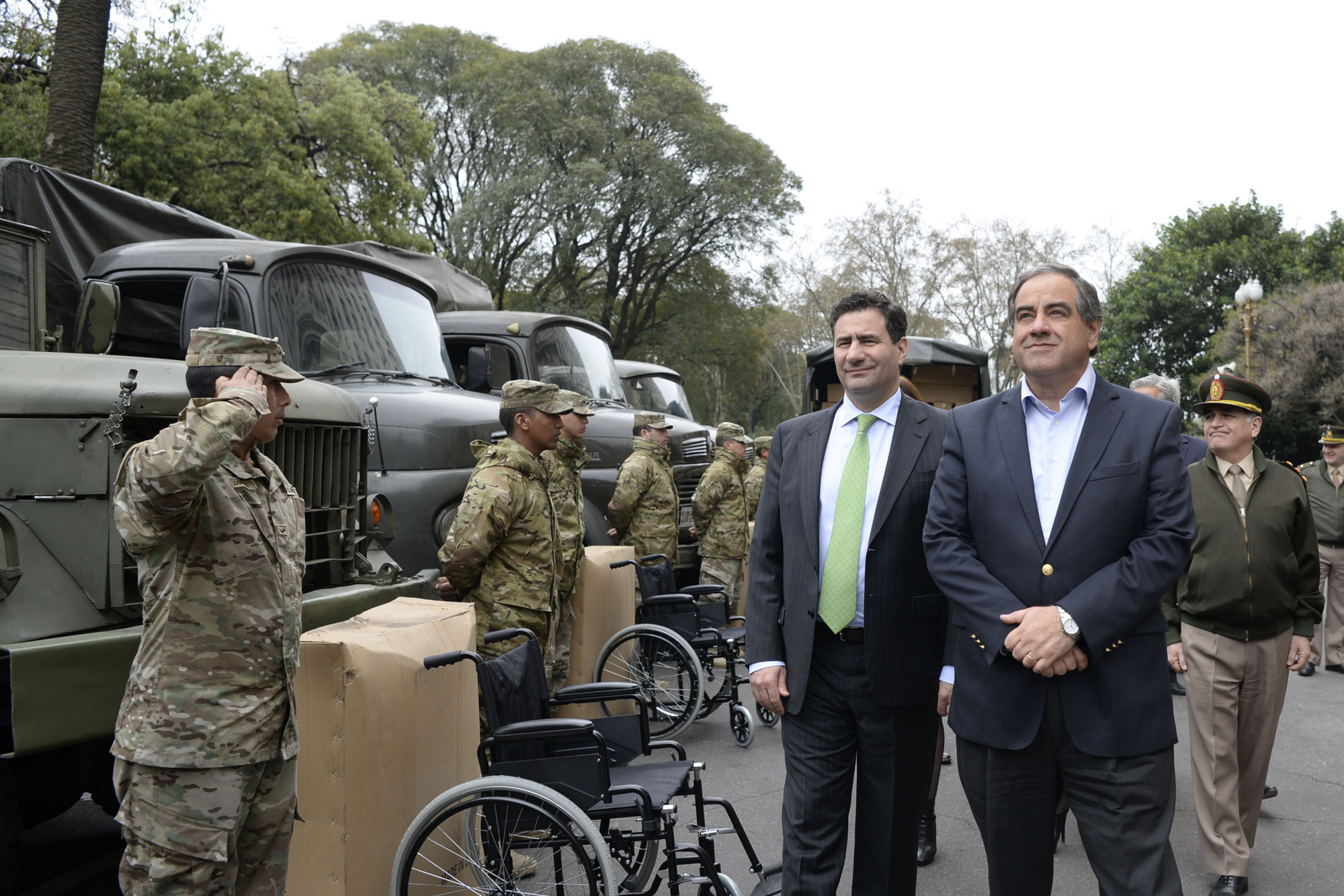 El Ministerio de Defensa reparará y distribuirá sillas de ruedas del PAMI a centros de salud