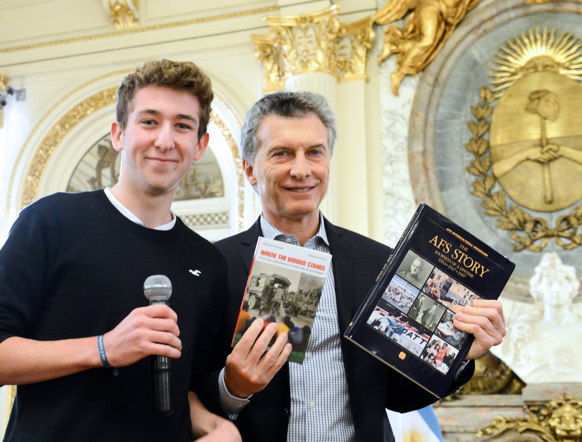 Macri recibió a estudiantes secundarios que viajarán al exterior para un intercambio cultural