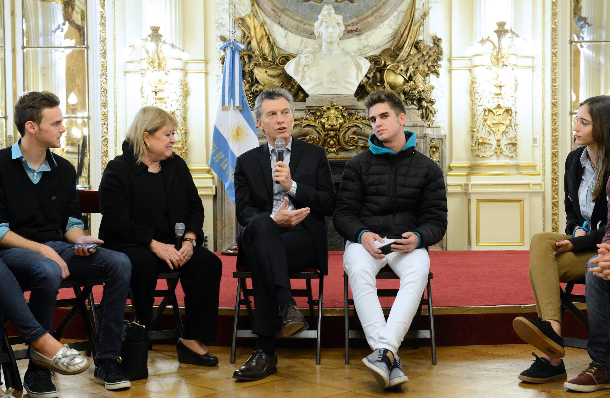 Macri recibió a estudiantes secundarios que viajarán al exterior para un intercambio cultural