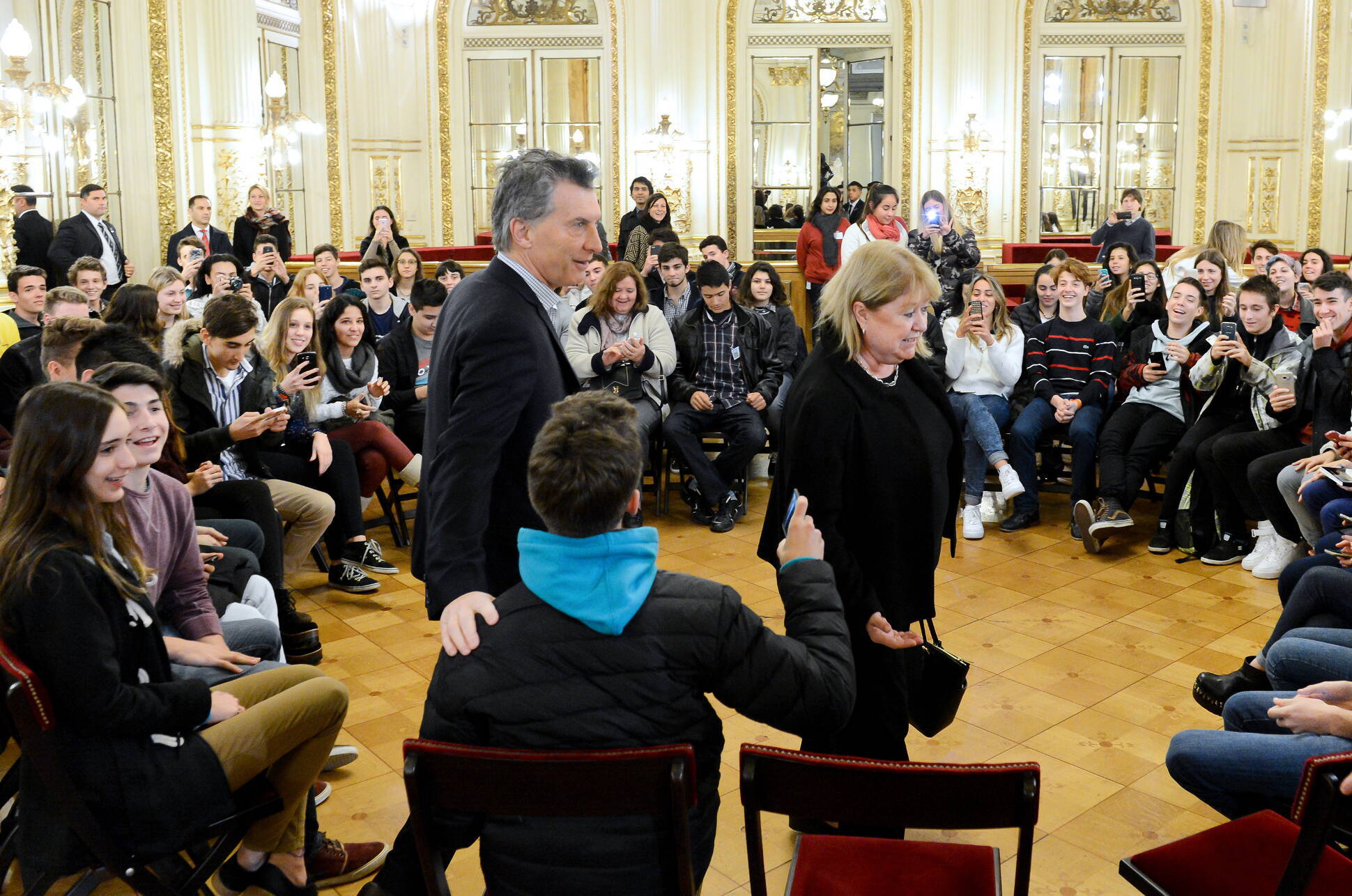 Macri recibió a estudiantes secundarios que viajarán al exterior para un intercambio cultural