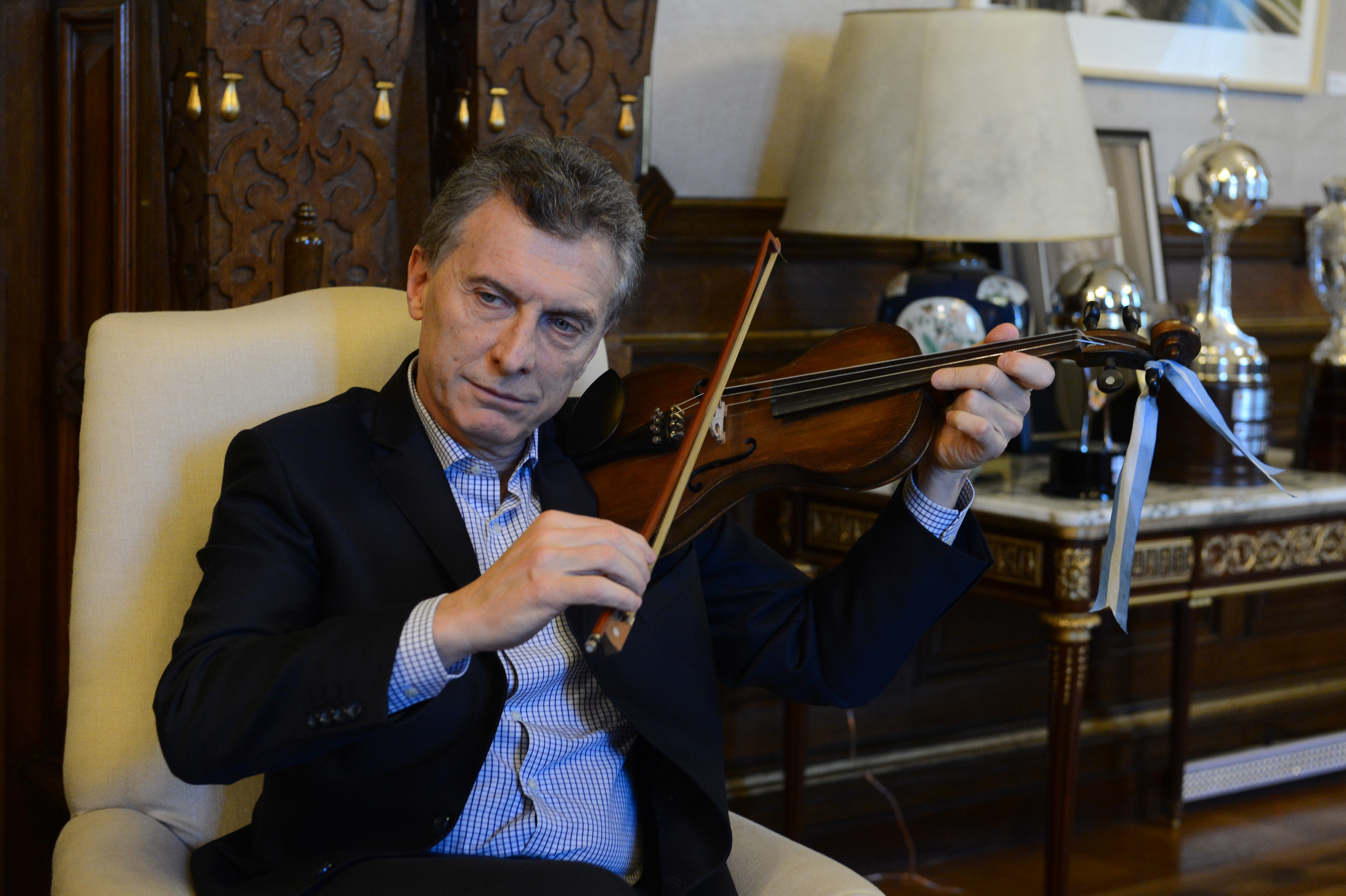 Mauricio Macri recibió a tres luthiers que enseñan el oficio y cumplen una función cultural	