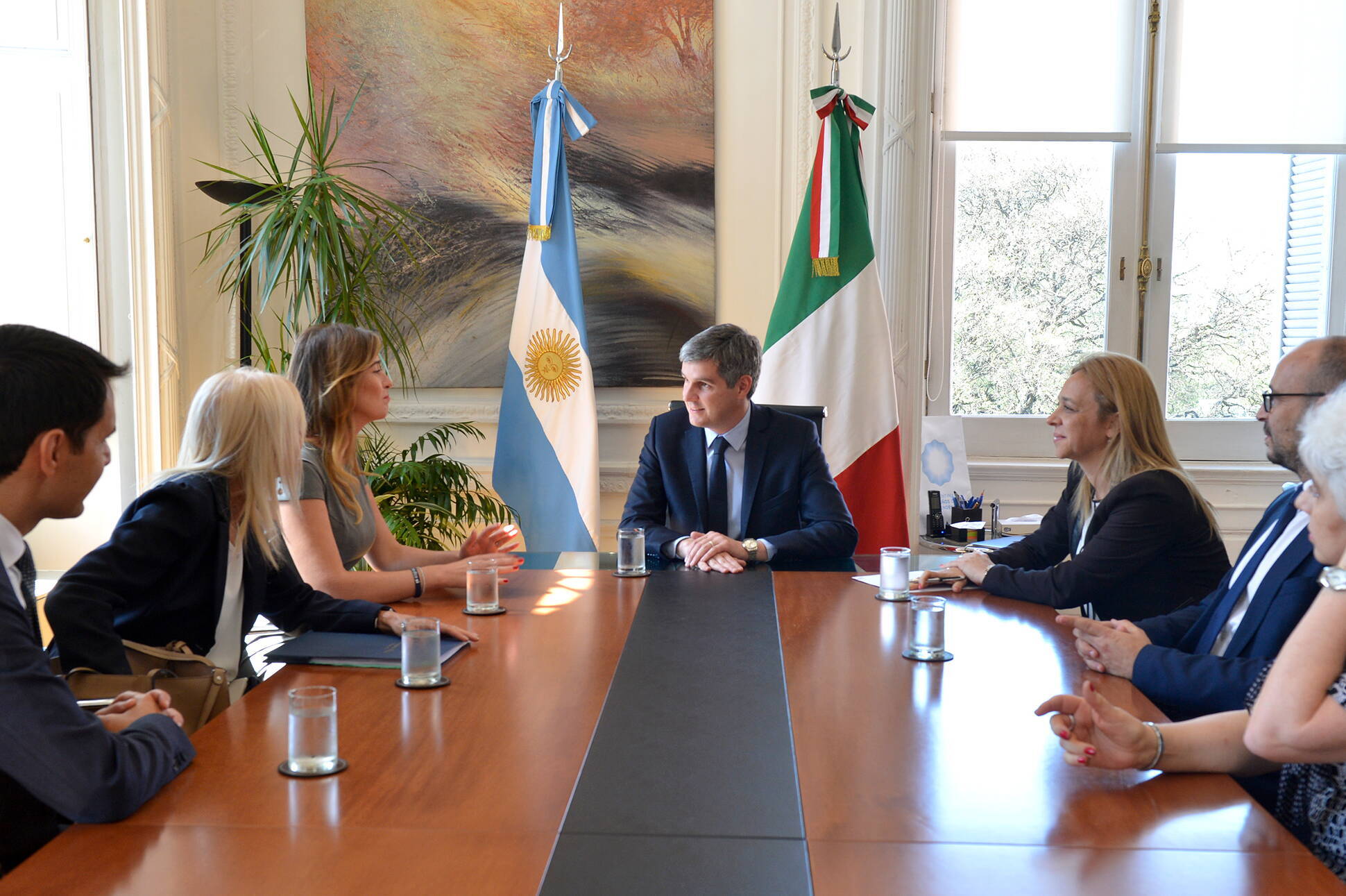 El jefe de Gabinete recibió a la ministra italiana de Reformas Constitucionales