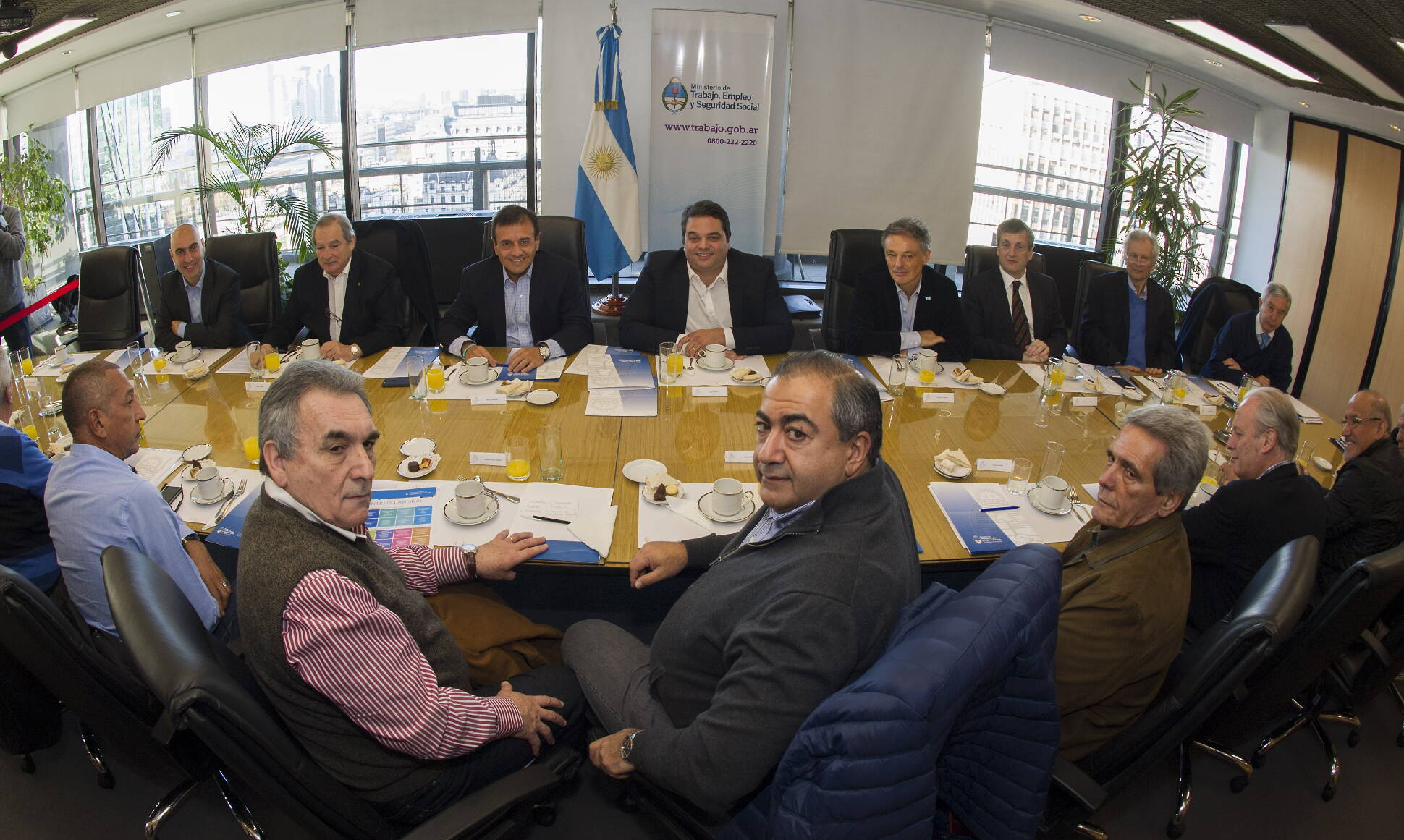 El Gobierno ratificó el compromiso de cuidar el empleo argentino ante los líderes de la CGT