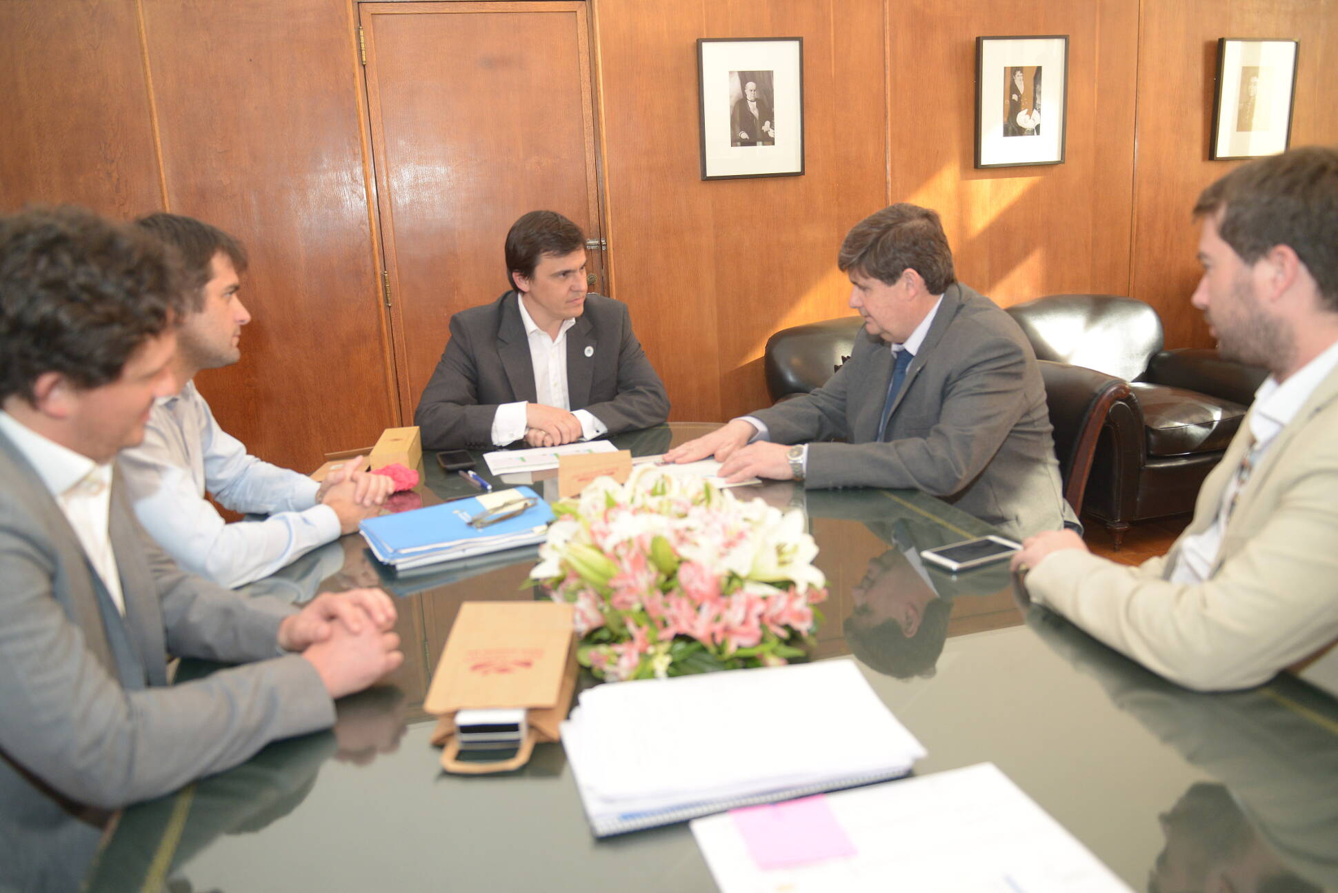 El Gobierno asiste al municipio de San Cayetano para recuperar caminos rurales