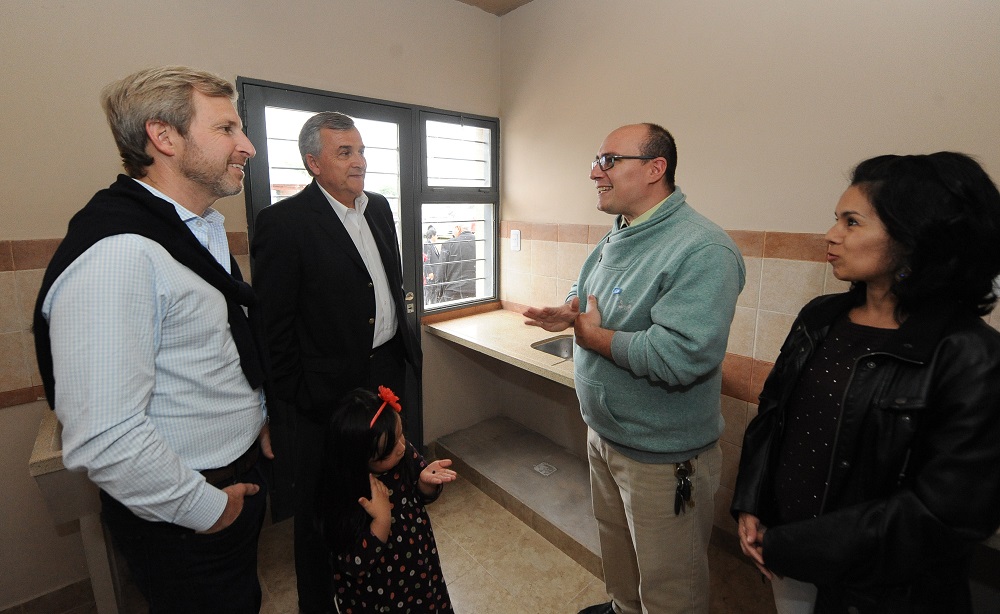 El Gobierno entregó viviendas en Jujuy y dará créditos para la compra de termotanques solares