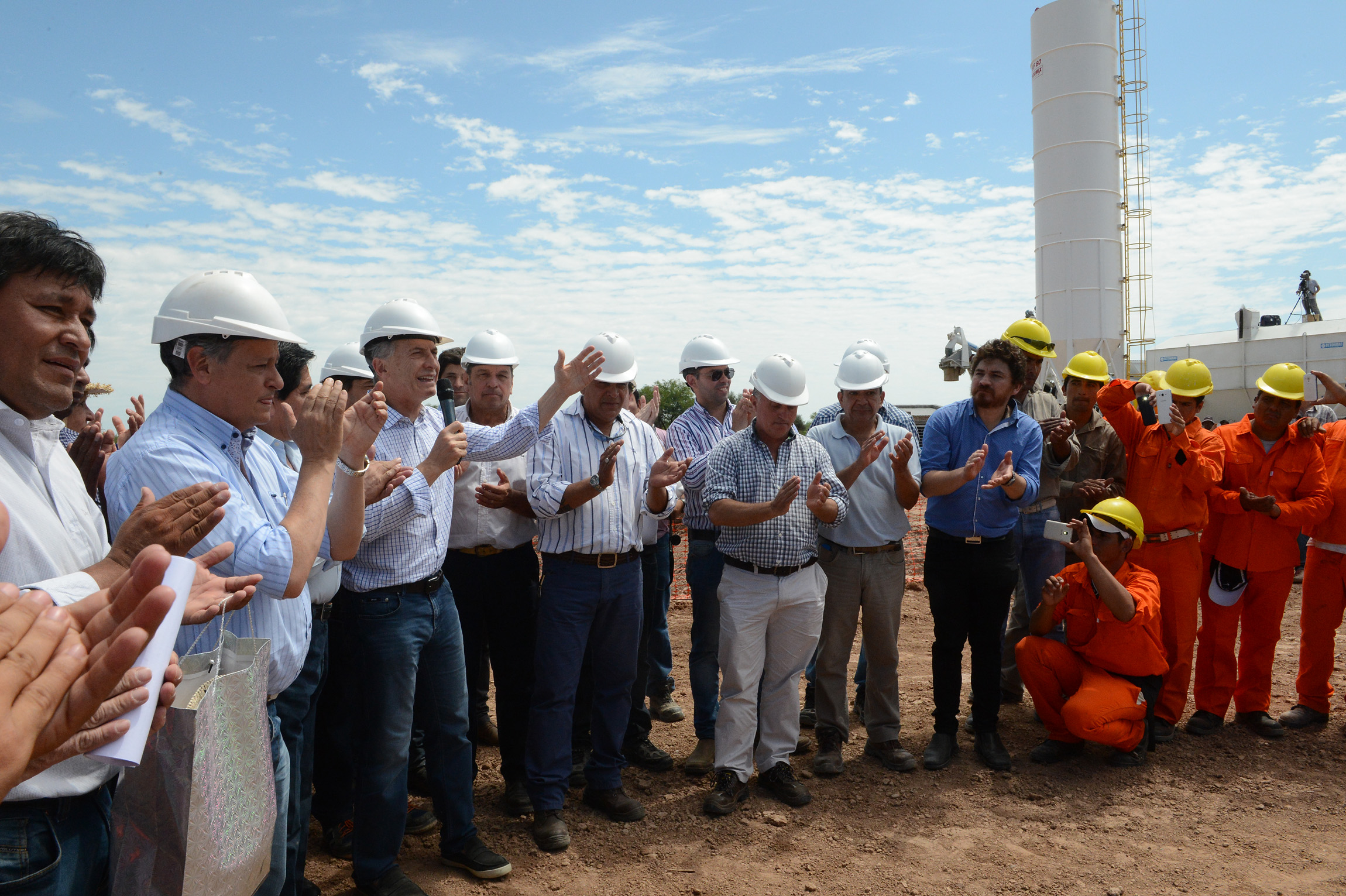 El Gobierno lleva agua potable a los pobladores de El Impenetrable