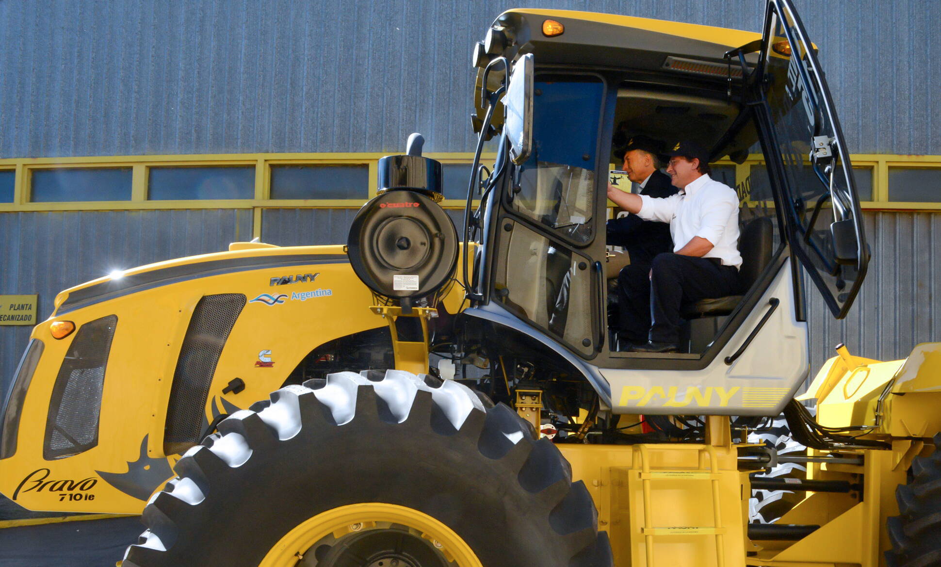 El Presidente visitó una empresa productora de maquinaria agrícola en Córdoba