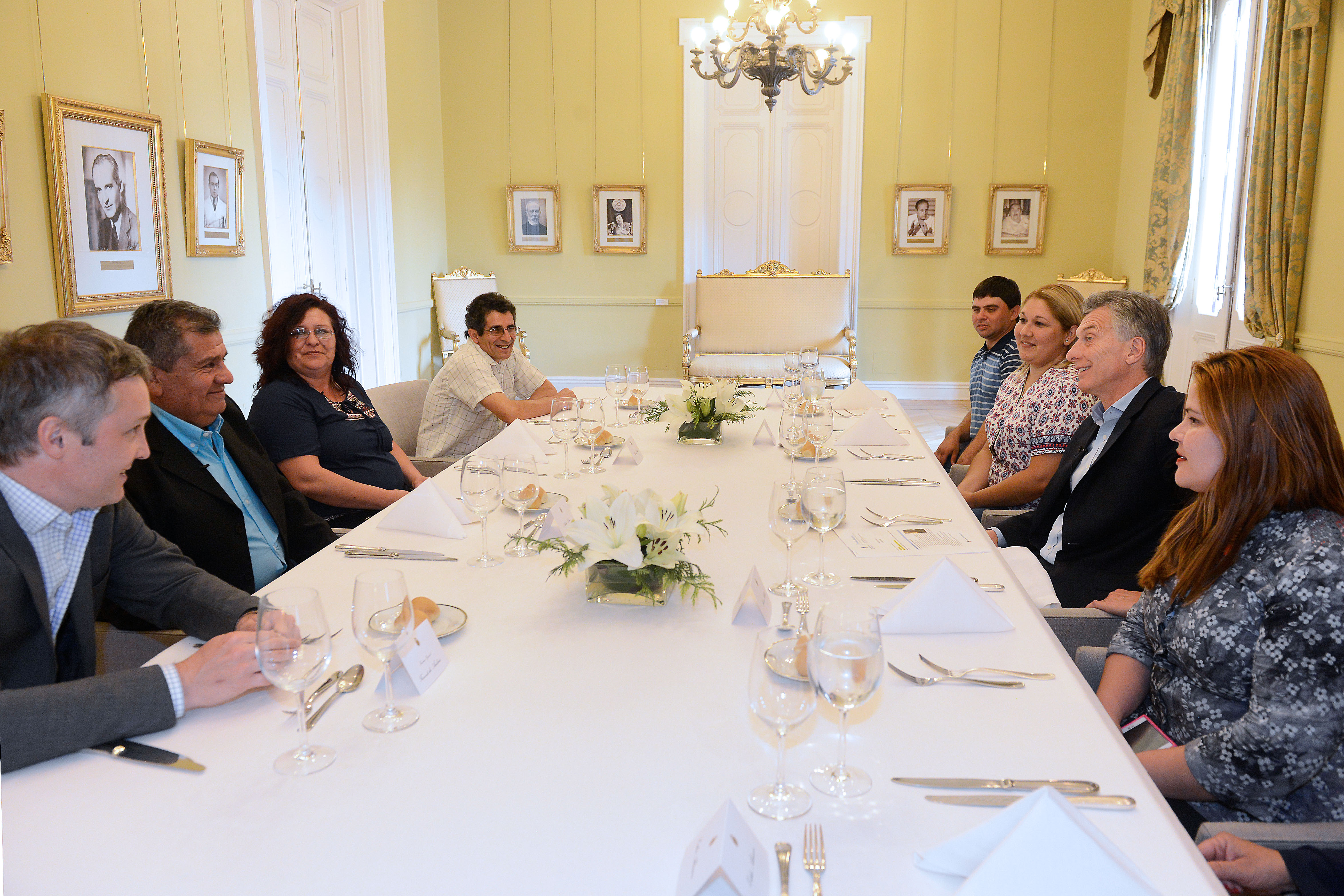 El Presidente almorzó con vecinos a los que había visitado en 2015