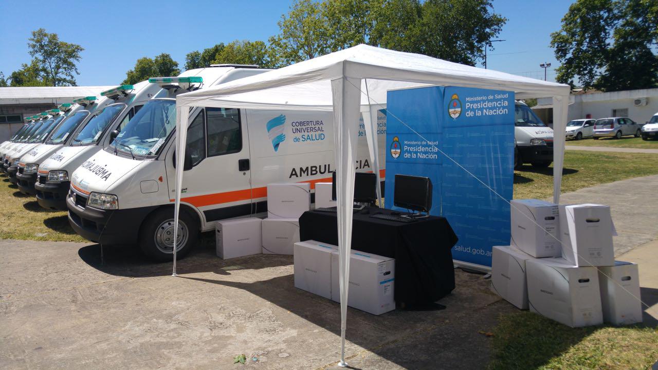 El Ministerio de Salud entregó 38 ambulancias y 1.000 computadoras a seis provincias