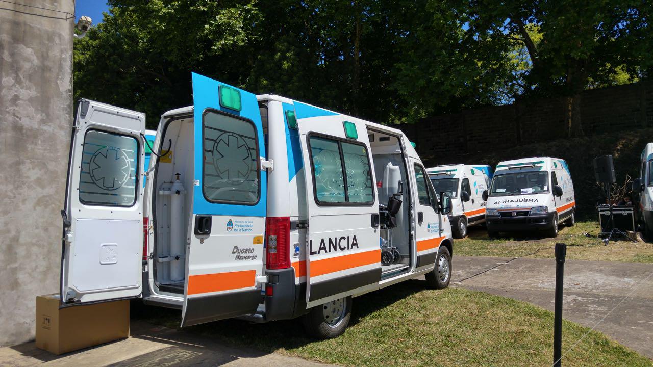 El Ministerio de Salud entregó 38 ambulancias y 1.000 computadoras a seis provincias