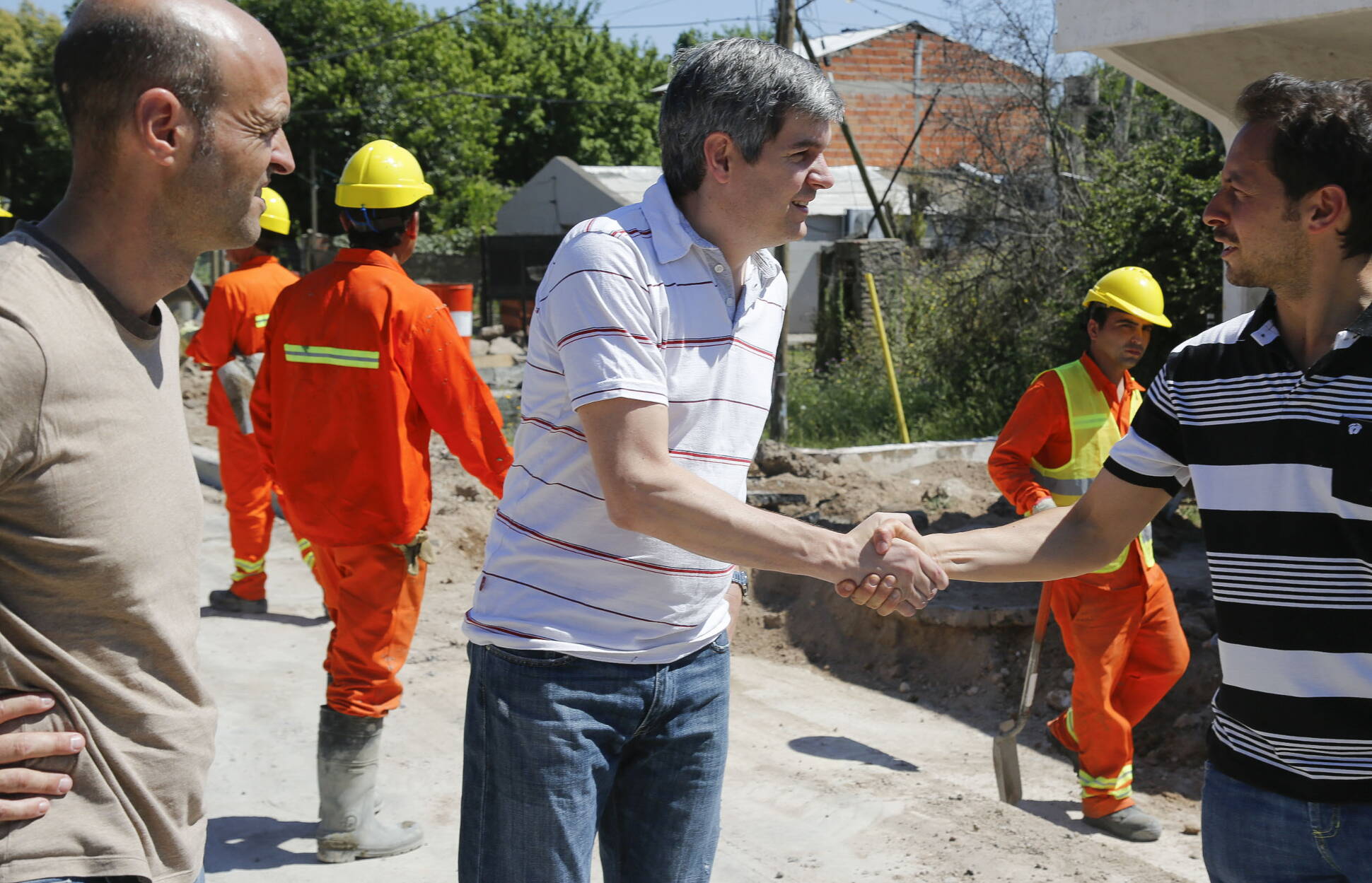Marcos Peña recorrió obras de pavimentación en Pilar