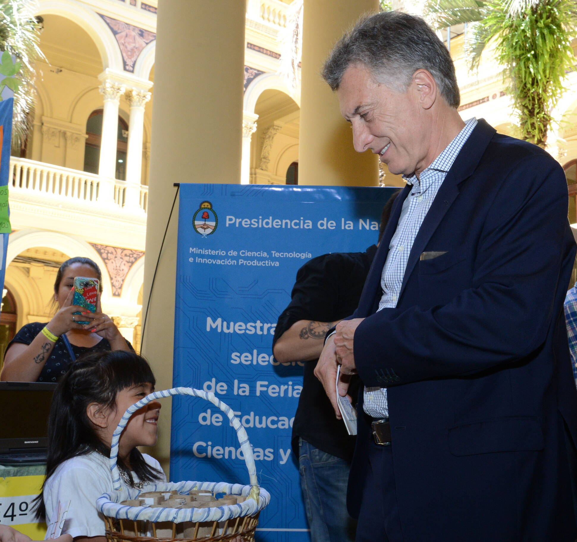 El presidente Macri saludó a alumnos que desarrollaron proyectos de investigación