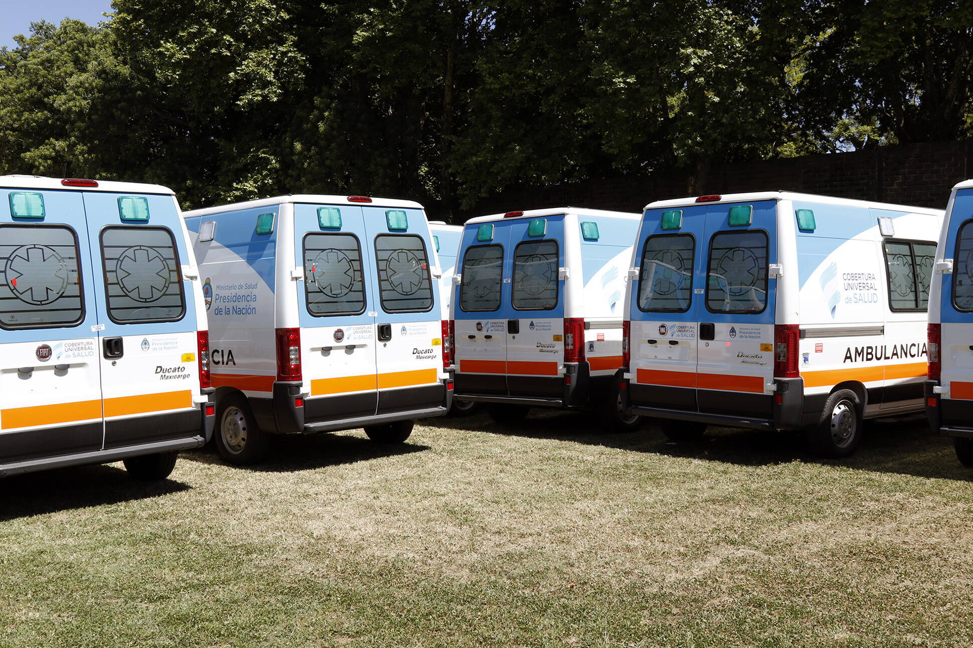 El Ministerio de Salud entregó 38 ambulancias y 1.000 computadoras a seis provincias