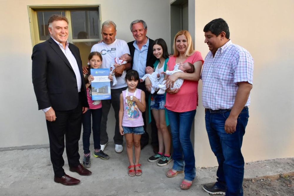 Vecinos de Catamarca recibieron más de 100 nuevas viviendas