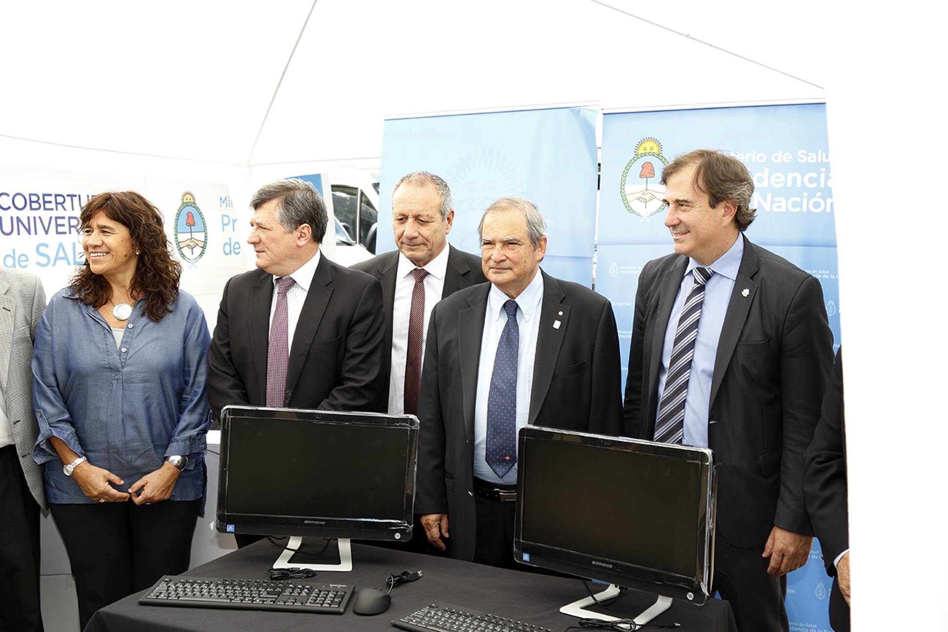 El Ministerio de Salud entregó 38 ambulancias y 1.000 computadoras a seis provincias