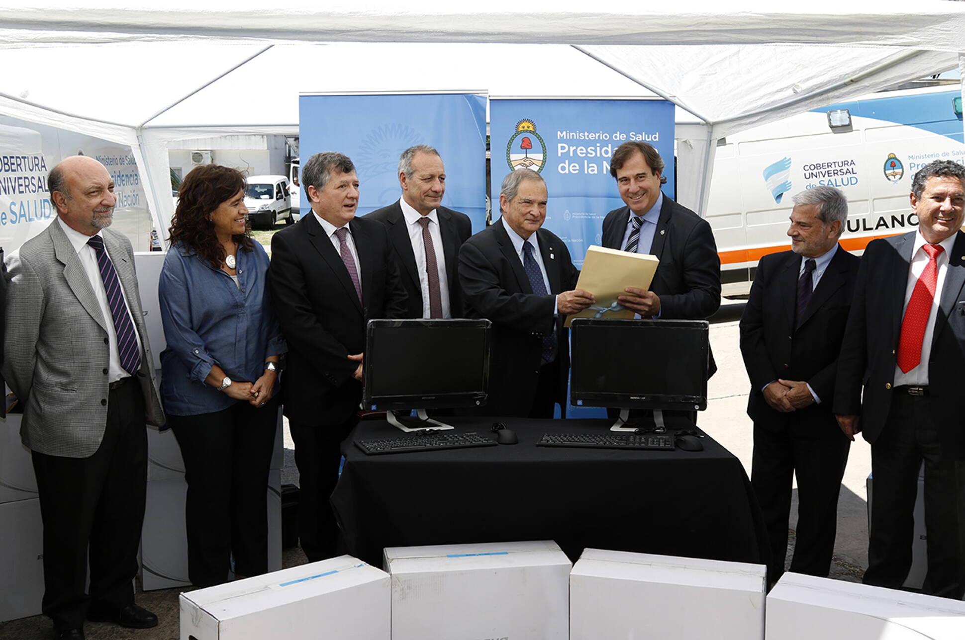 El Ministerio de Salud entregó 38 ambulancias y 1.000 computadoras a seis provincias