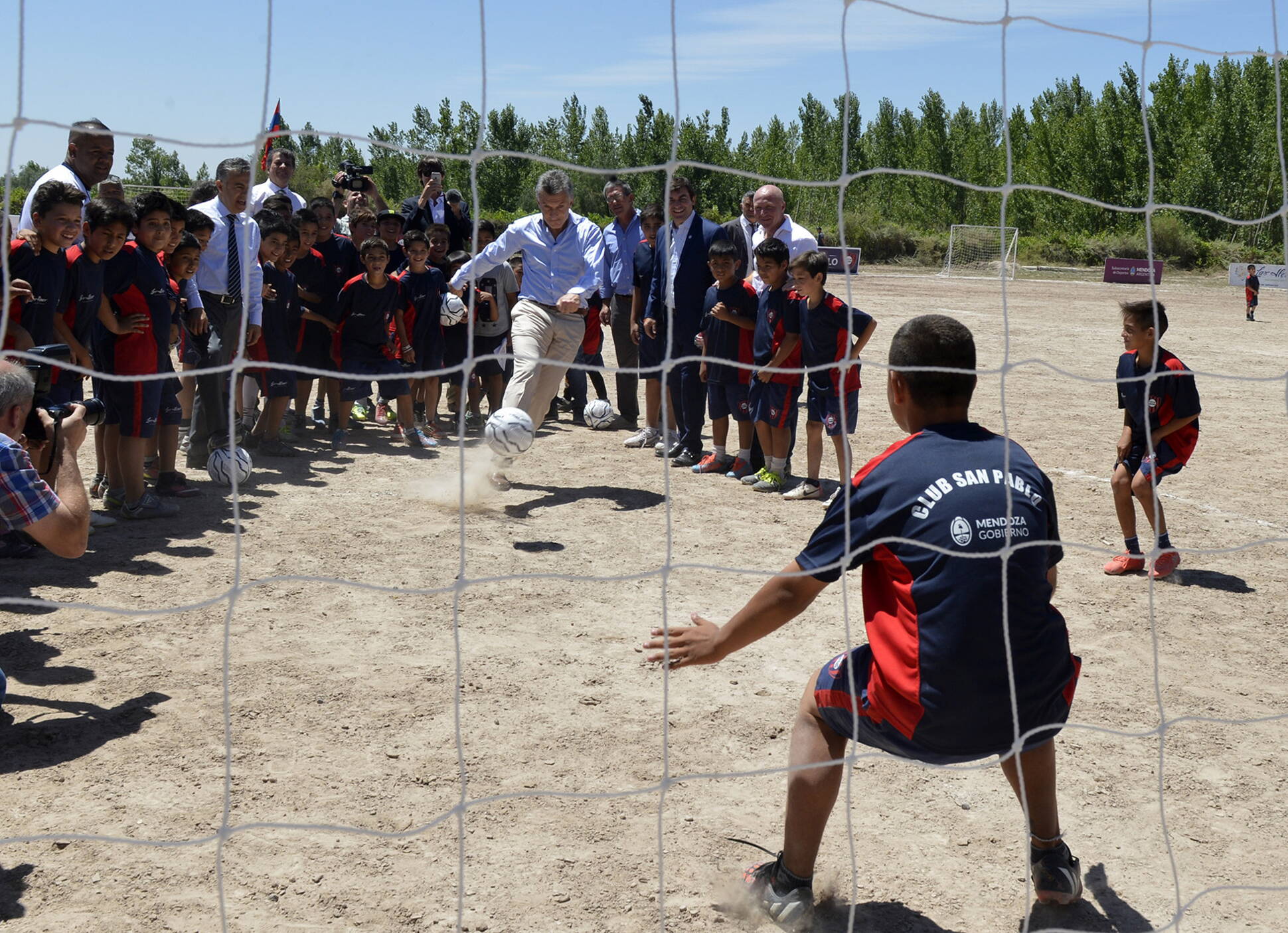 El presidente Mauricio Macri visitó la Asociación Social, Cultural y Deportiva San Pablo en Mendoza