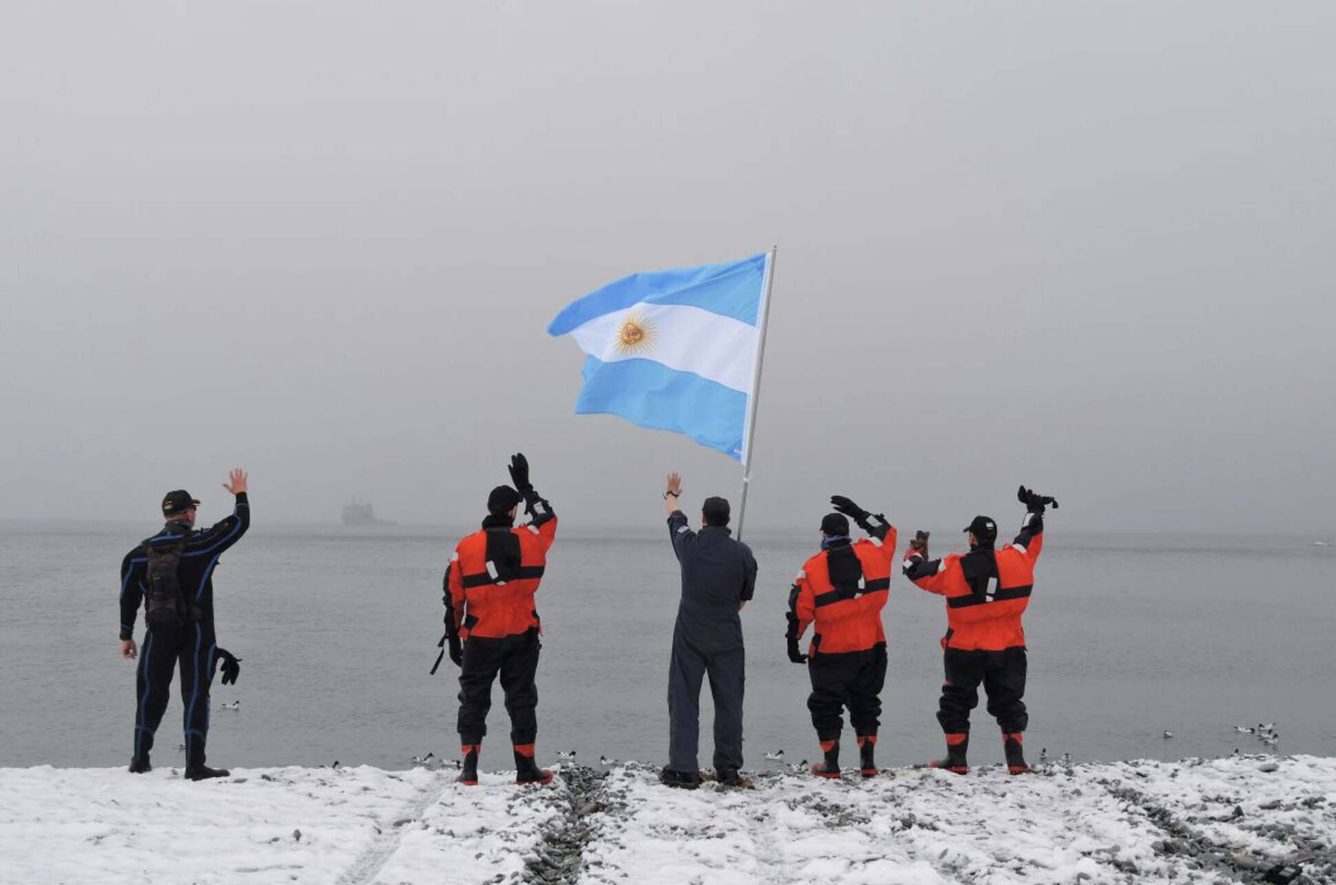 El ARA Puerto Argentino llegó a la Antártida para abastecer a las bases nacionales