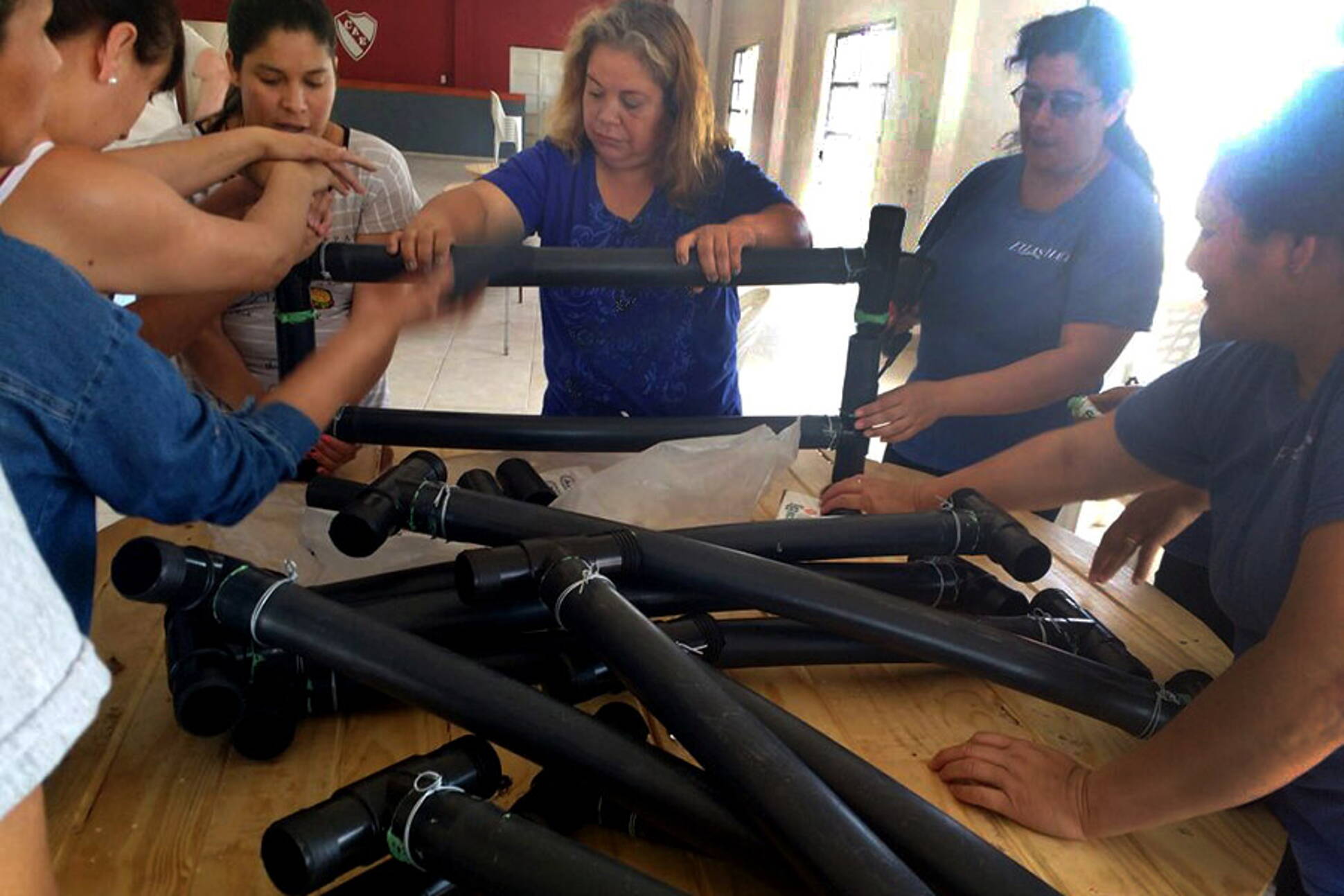 Desarrollo Social y el INTA capacitaron a mujeres para que instalen termotanques solares