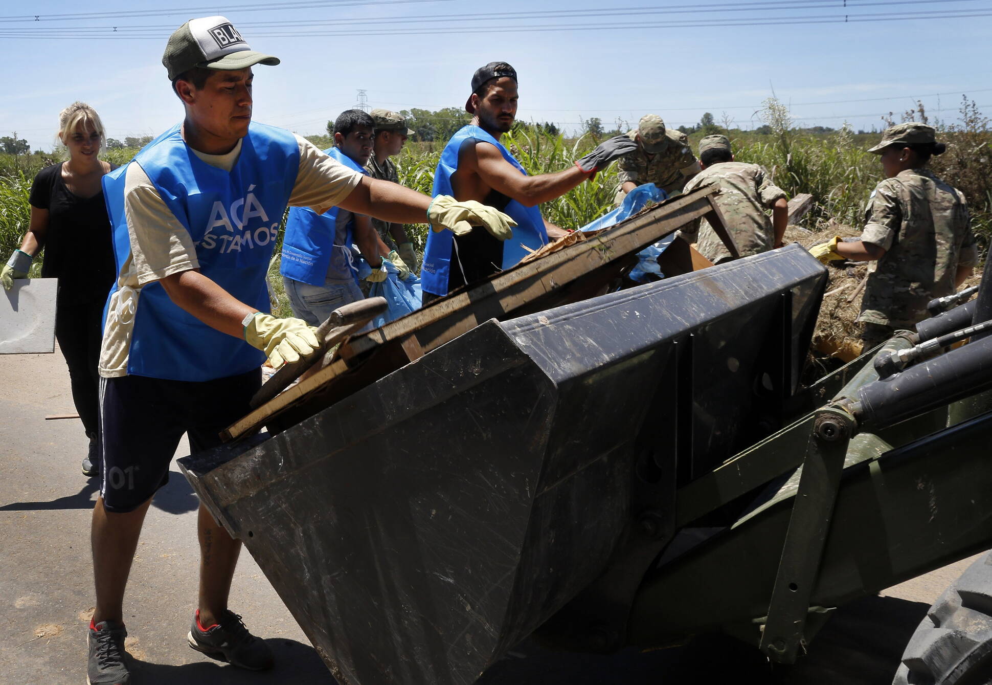 El Gobierno asiste a damnificados por las inundaciones que regresan a sus hogares en La Emilia