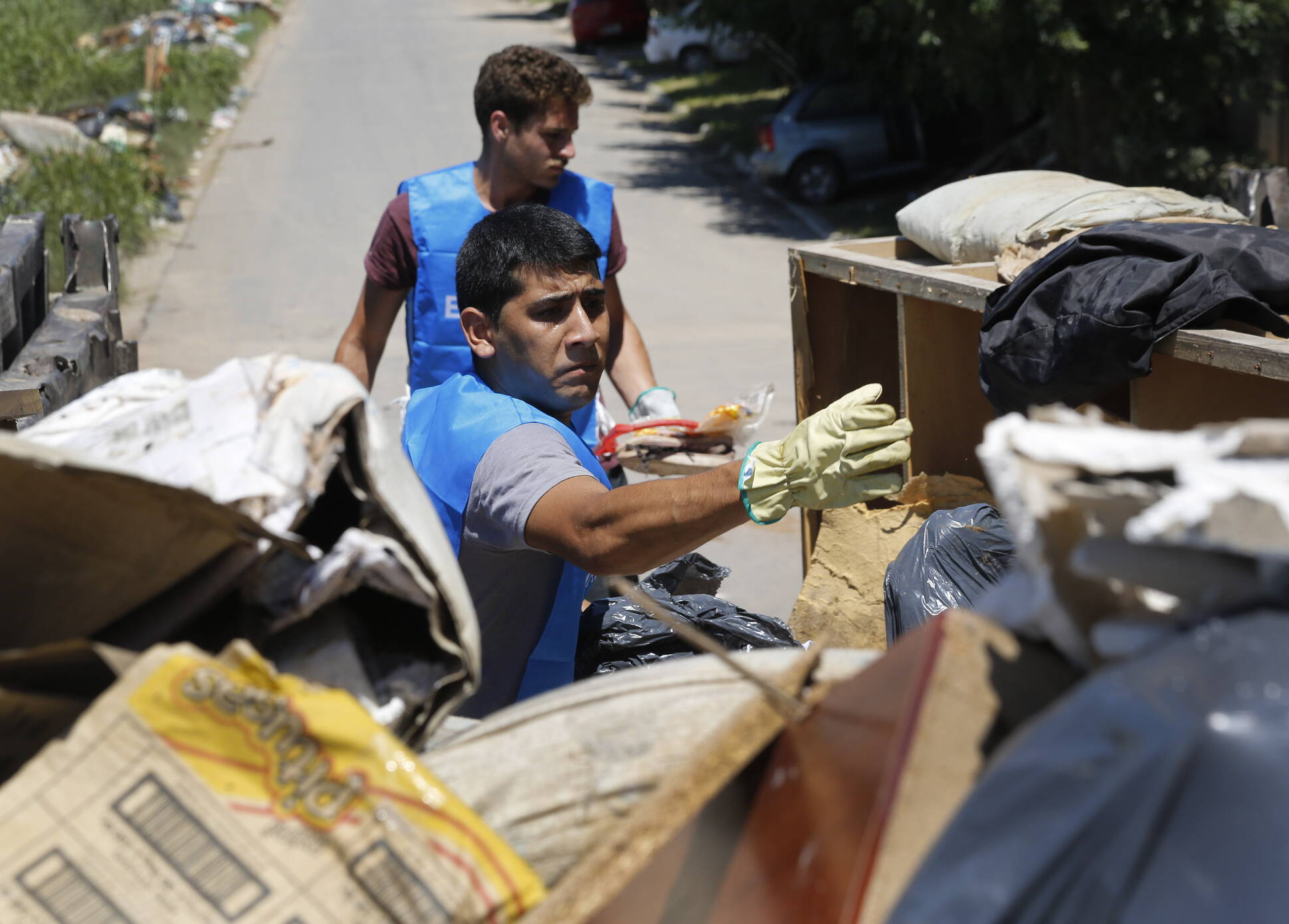 El Gobierno asiste a damnificados por las inundaciones que regresan a sus hogares en La Emilia