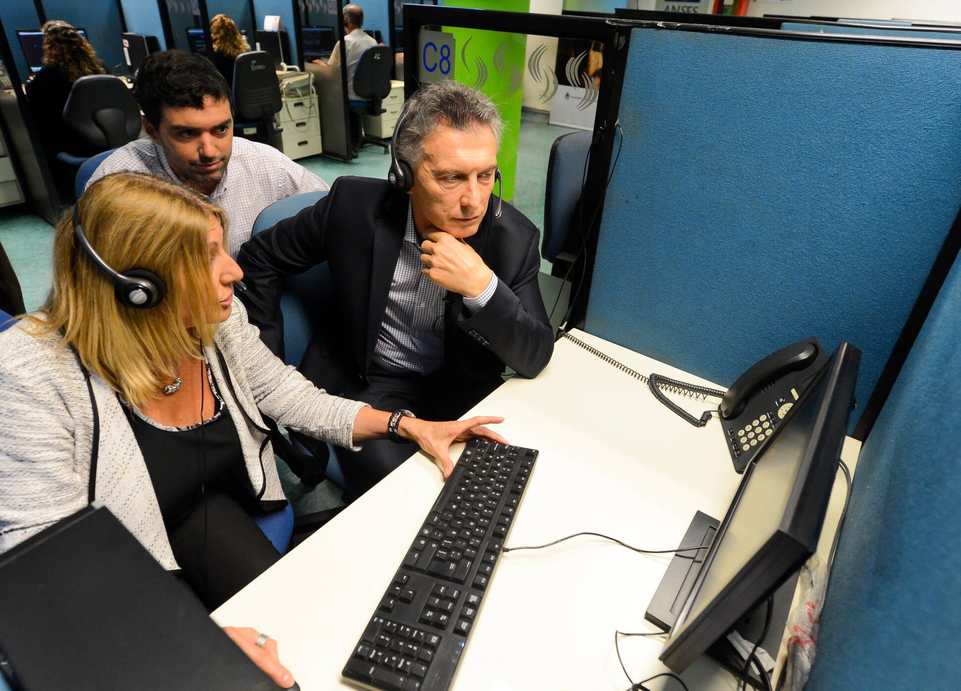 El presidente Macri visitó un call center de la Anses