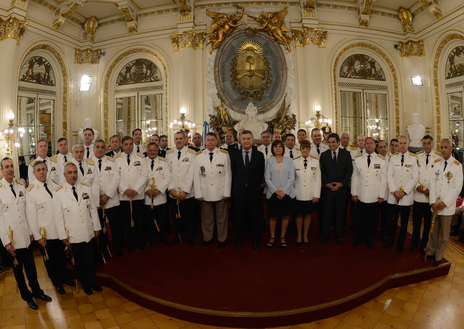 El presidente Macri entregó los sables a oficiales de las fuerzas de seguridad recién ascendidos