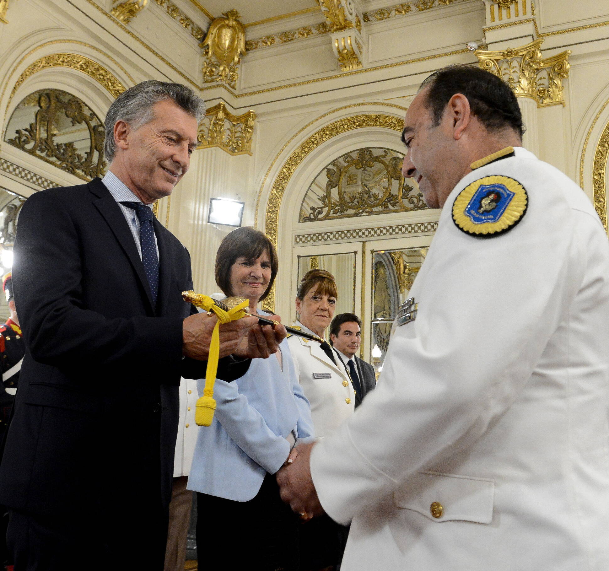 El presidente Macri entregó los sables a oficiales de las fuerzas de seguridad recién ascendidos