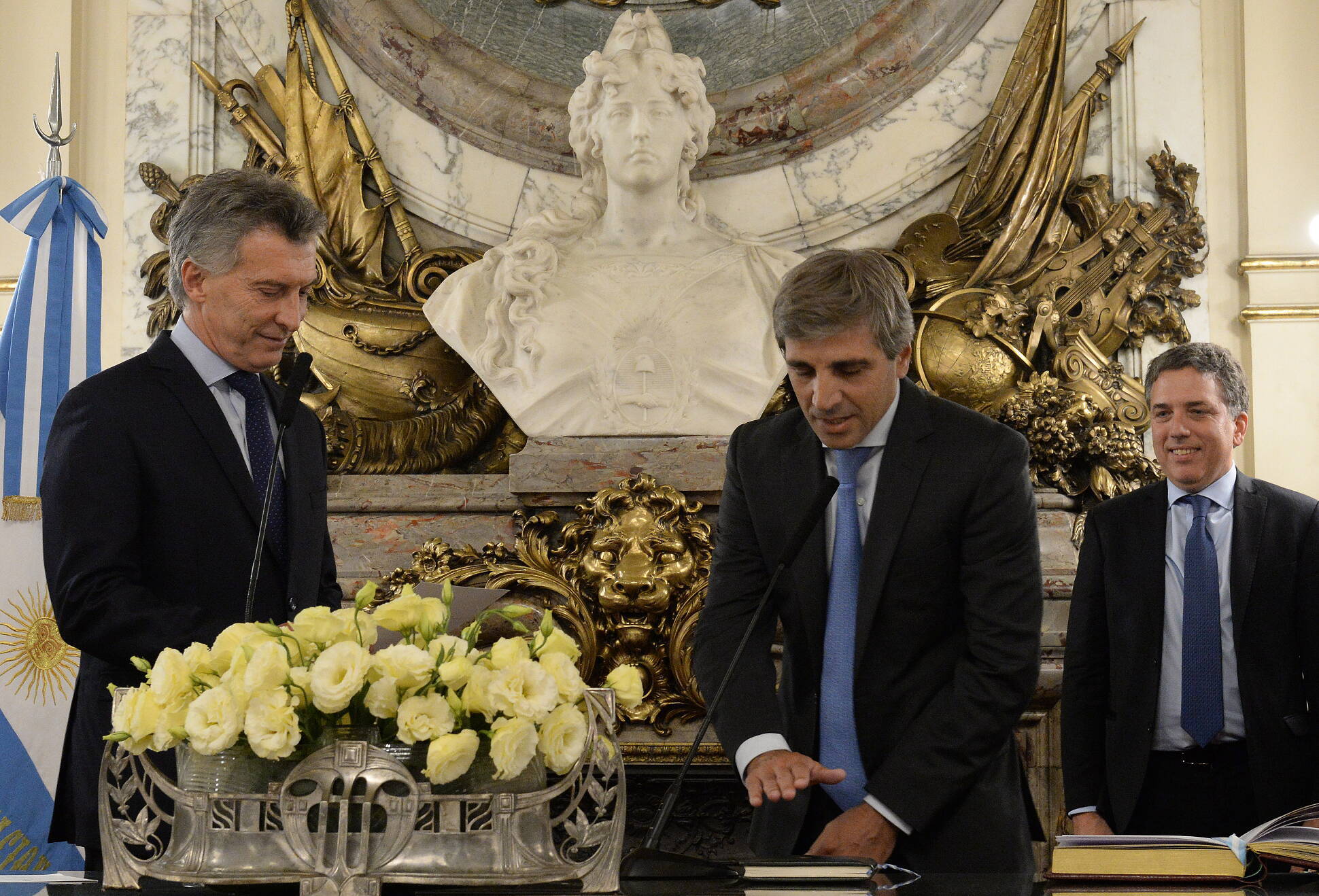 El presidente Macri tomó juramento a los ministros Dujovne y Caputo