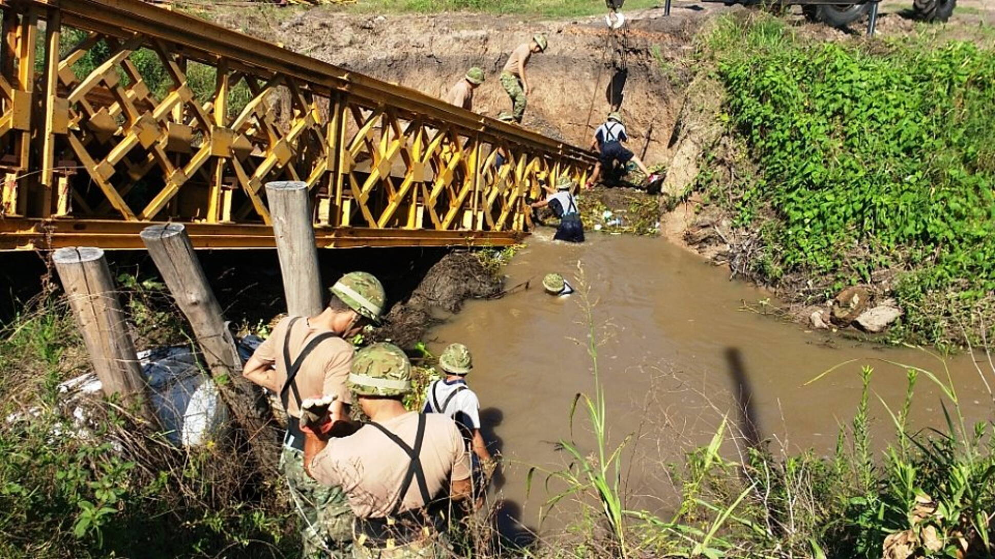 El Ejército colaboró en la reparación de un puente caído en Corrientes