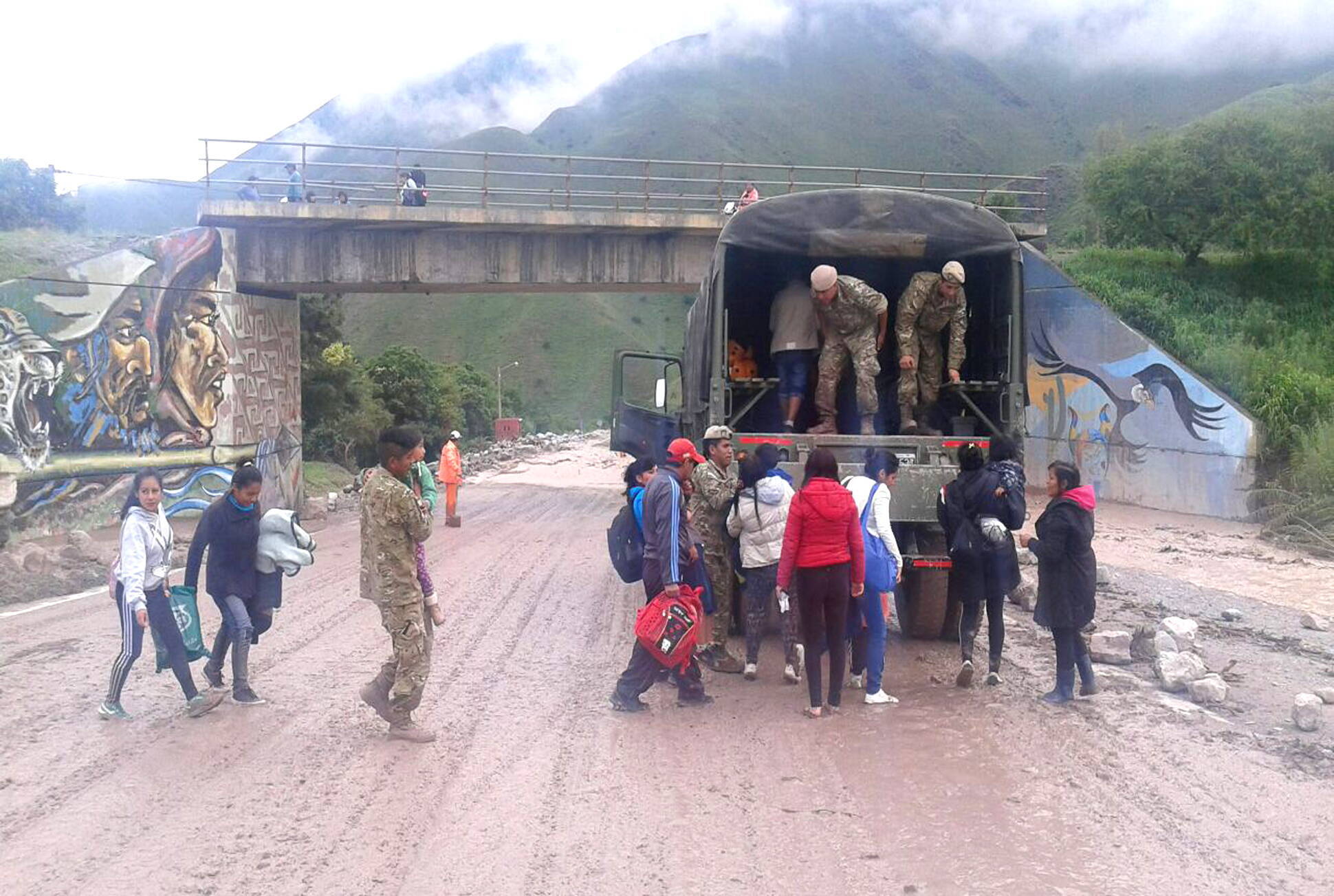 El Gobierno asiste a los damnificados por el alud y las inundaciones