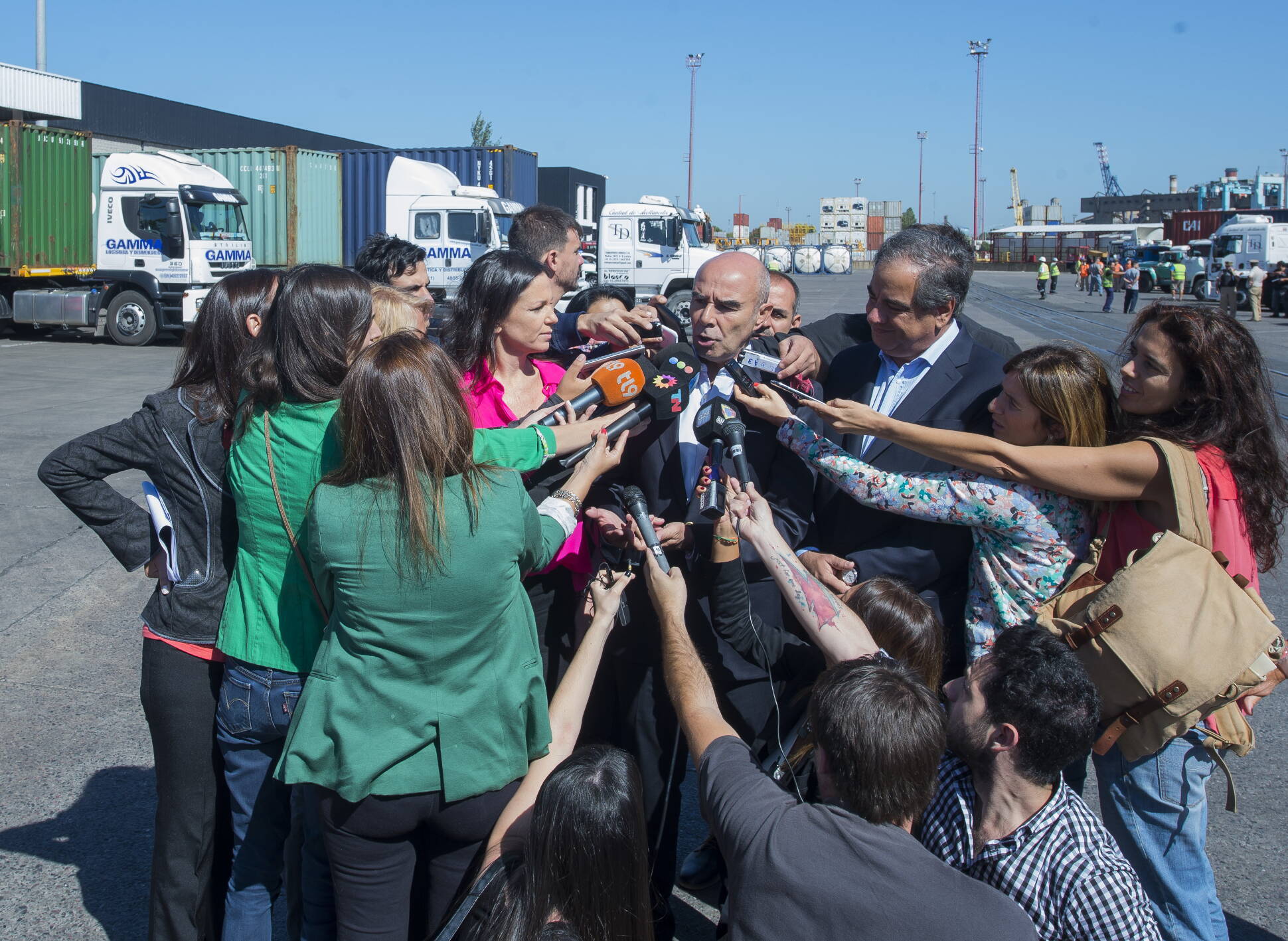 Se pone en marcha el operativo para distribuir con fines sociales mercadería incautada por la Aduana