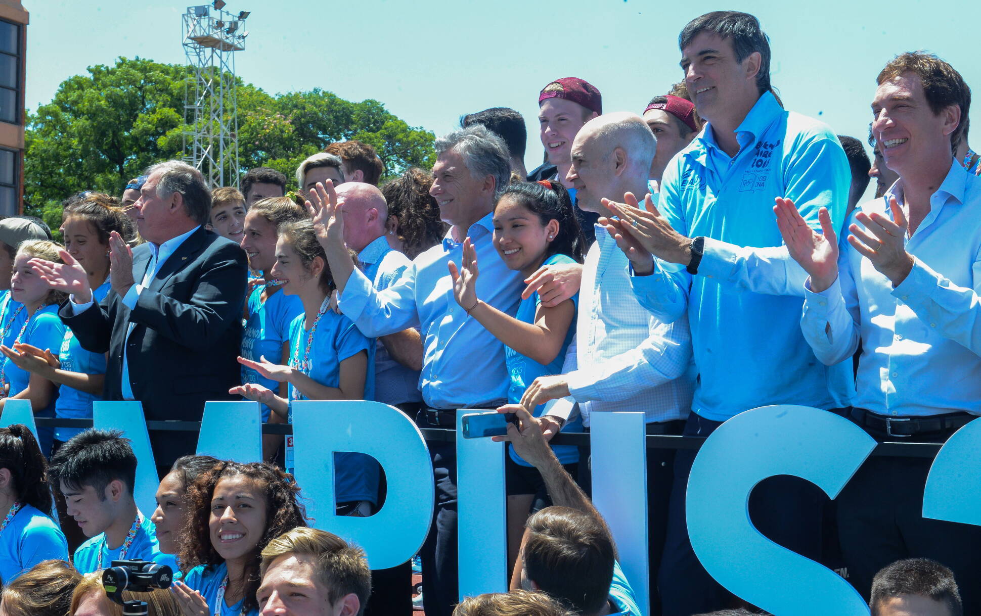 El presidente Mauricio Macri, junto a atletas